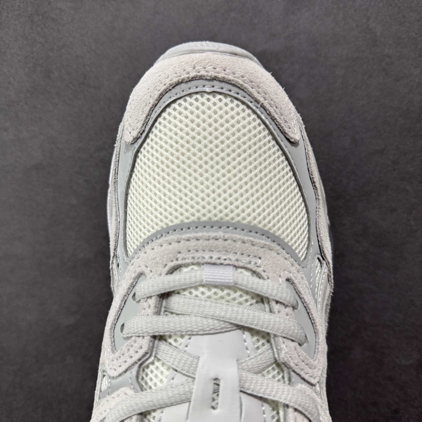图片[8]-【公司级】Asics Gel-NYC复古单品 亚瑟士ASICSTIGER秋季新款休闲鞋 厚底街头运动休闲鞋 ASICS亚瑟士推出全新GEL-NYC，彰显纽约都市活力 这次的新系列融入了多个版本GEL的经典设计风格，广受好评。其设计灵感来源于GEL-NIMBUS 3,GEL-MC PLUS V 和 GEL-CUMULUS 16 这些往日经典鞋款。GEL-NYC使用GEL-CUMULUS 16鞋款的鞋楦设计,展现了独特的现代化美学。鞋底采用了轻质发泡材料,并在后跟和前掌处采用了ASICS亚瑟士核心科技——GEL缓震胶,赋予鞋款强大的缓冲性能,提供了更柔软舒适的穿着体验。而在原有设计的启发之上,此次鞋款采用更贴合当今潮流趋势的材料和创新技术,展现出纽约充满活力的都市精神。 尺码：36-45-选品中心