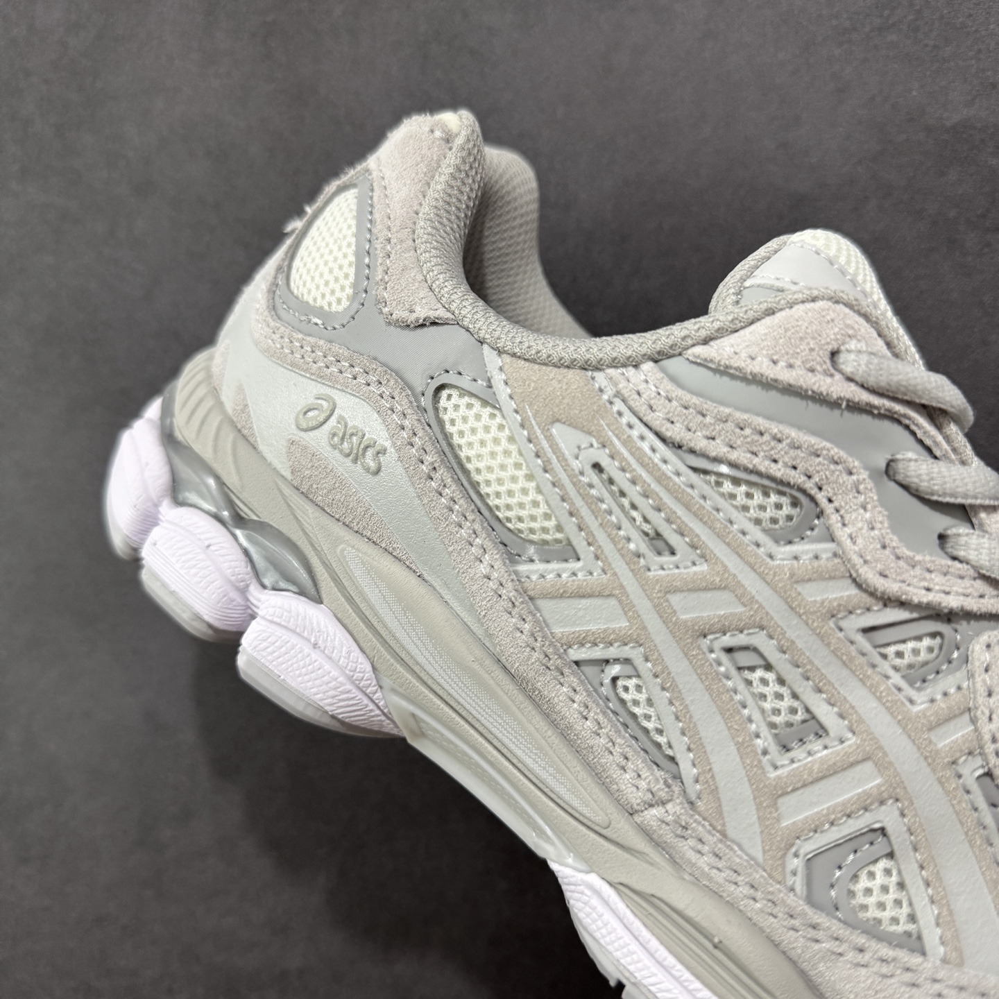 图片[6]-【公司级】Asics Gel-NYC复古单品 亚瑟士ASICSTIGER秋季新款休闲鞋 厚底街头运动休闲鞋 ASICS亚瑟士推出全新GEL-NYC，彰显纽约都市活力 这次的新系列融入了多个版本GEL的经典设计风格，广受好评。其设计灵感来源于GEL-NIMBUS 3,GEL-MC PLUS V 和 GEL-CUMULUS 16 这些往日经典鞋款。GEL-NYC使用GEL-CUMULUS 16鞋款的鞋楦设计,展现了独特的现代化美学。鞋底采用了轻质发泡材料,并在后跟和前掌处采用了ASICS亚瑟士核心科技——GEL缓震胶,赋予鞋款强大的缓冲性能,提供了更柔软舒适的穿着体验。而在原有设计的启发之上,此次鞋款采用更贴合当今潮流趋势的材料和创新技术,展现出纽约充满活力的都市精神。 尺码：36-45-选品中心