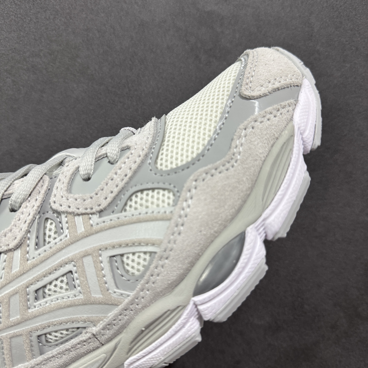 图片[5]-【公司级】Asics Gel-NYC复古单品 亚瑟士ASICSTIGER秋季新款休闲鞋 厚底街头运动休闲鞋 ASICS亚瑟士推出全新GEL-NYC，彰显纽约都市活力 这次的新系列融入了多个版本GEL的经典设计风格，广受好评。其设计灵感来源于GEL-NIMBUS 3,GEL-MC PLUS V 和 GEL-CUMULUS 16 这些往日经典鞋款。GEL-NYC使用GEL-CUMULUS 16鞋款的鞋楦设计,展现了独特的现代化美学。鞋底采用了轻质发泡材料,并在后跟和前掌处采用了ASICS亚瑟士核心科技——GEL缓震胶,赋予鞋款强大的缓冲性能,提供了更柔软舒适的穿着体验。而在原有设计的启发之上,此次鞋款采用更贴合当今潮流趋势的材料和创新技术,展现出纽约充满活力的都市精神。 尺码：36-45-选品中心