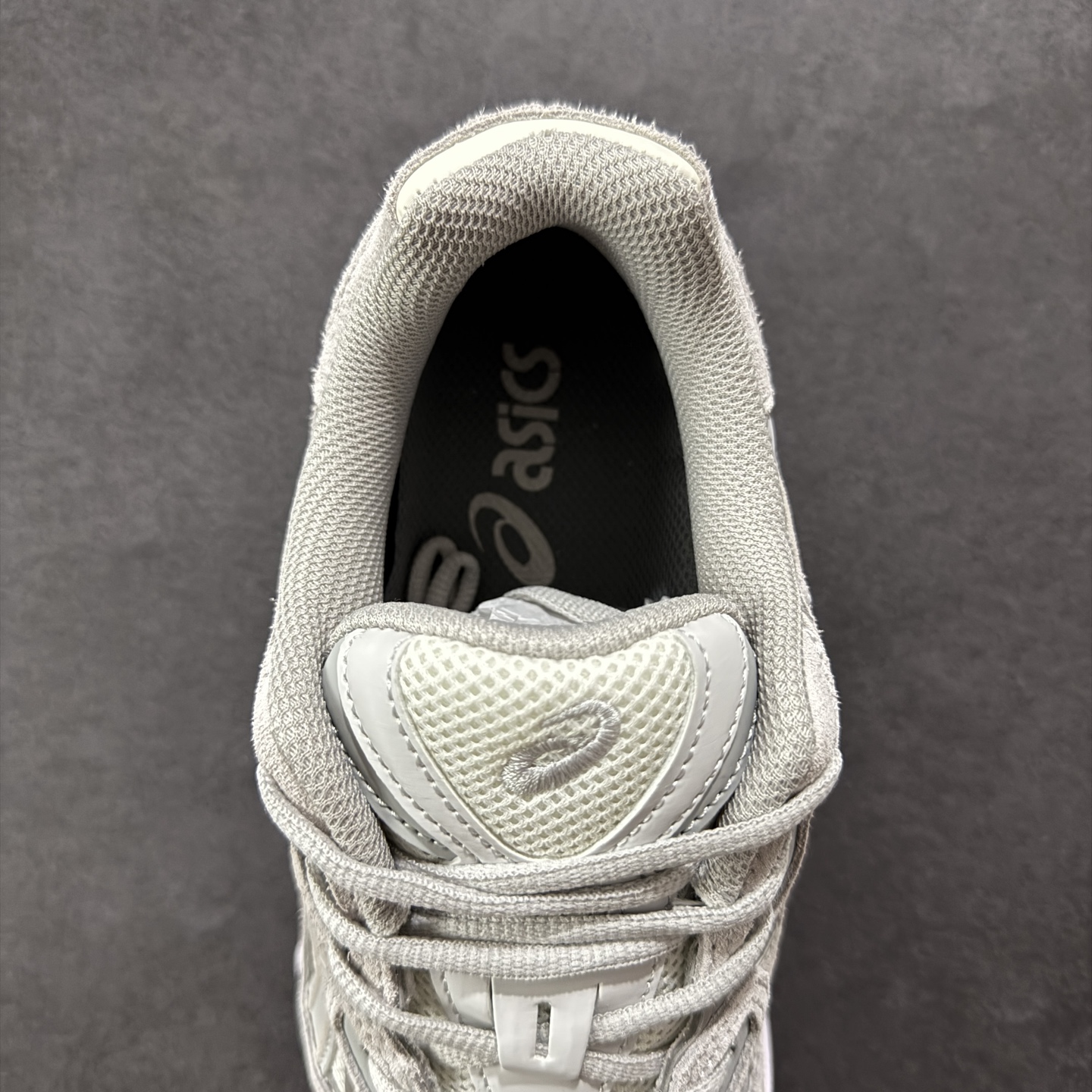图片[7]-【公司级】Asics Gel-NYC复古单品 亚瑟士ASICSTIGER秋季新款休闲鞋 厚底街头运动休闲鞋 ASICS亚瑟士推出全新GEL-NYC，彰显纽约都市活力 这次的新系列融入了多个版本GEL的经典设计风格，广受好评。其设计灵感来源于GEL-NIMBUS 3,GEL-MC PLUS V 和 GEL-CUMULUS 16 这些往日经典鞋款。GEL-NYC使用GEL-CUMULUS 16鞋款的鞋楦设计,展现了独特的现代化美学。鞋底采用了轻质发泡材料,并在后跟和前掌处采用了ASICS亚瑟士核心科技——GEL缓震胶,赋予鞋款强大的缓冲性能,提供了更柔软舒适的穿着体验。而在原有设计的启发之上,此次鞋款采用更贴合当今潮流趋势的材料和创新技术,展现出纽约充满活力的都市精神。 尺码：36-45-选品中心