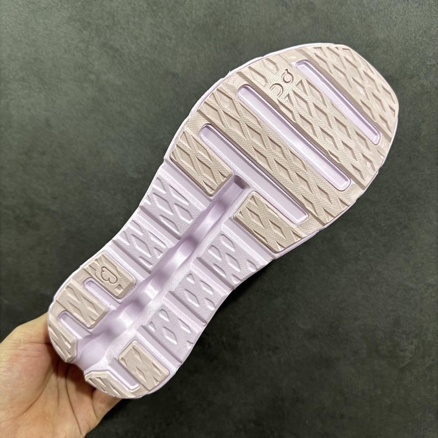 
ON昂跑系列 
鞋面采用一体成型布料  有弹性非常透气 
鞋底是镂空设计 运用了CLOUDTILT专利