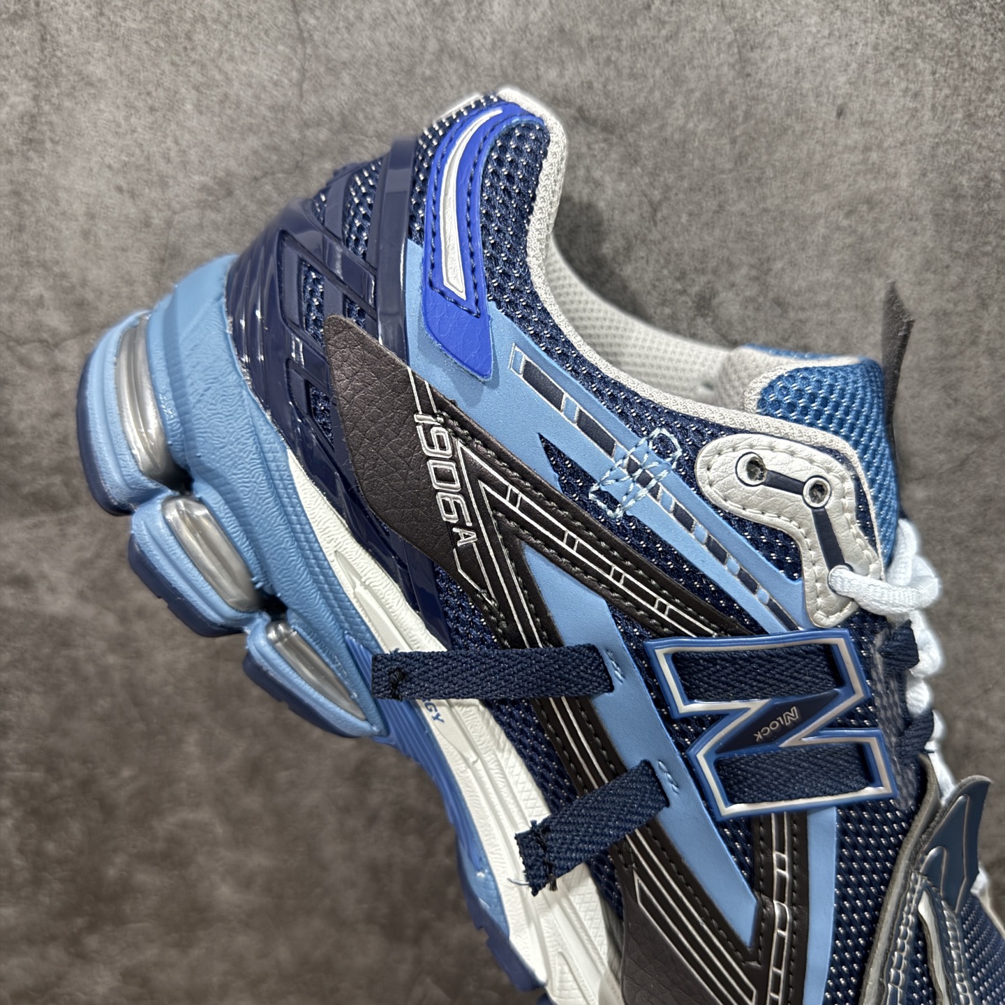 图片[7]-【GS纯原】新百伦 New Balance M1906系列 复古运动鞋单品宝藏老爹鞋 U1906AB 高端品质 正确六层组合底 市场唯一防伪蓝光跳码鞋标💪🏻 作为NB最经典的档案鞋型之一，与2002一样，1906有着NB最成熟的技术加持和复古款式，而本次推出的版本参照2002r的定位，相信会在性价两端做出权衡。单从造型上来看，依旧是vibe风格，味道很正，细节也很酷，这双1906r无疑必能打入复古跑鞋爱好者的年度鞋款名录。 尺码：36-45半-选品中心