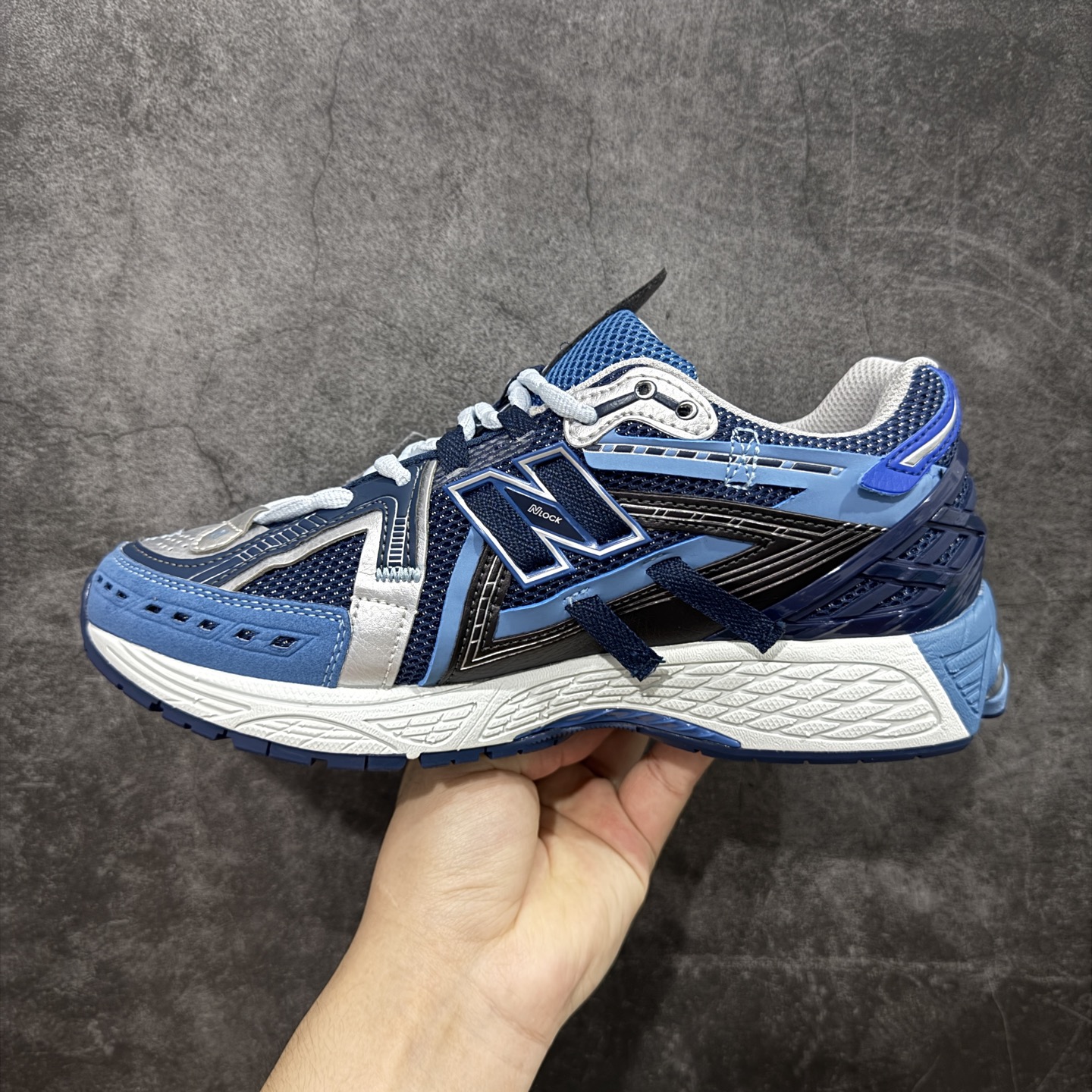 图片[2]-【GS纯原】新百伦 New Balance M1906系列 复古运动鞋单品宝藏老爹鞋 U1906AB 高端品质 正确六层组合底 市场唯一防伪蓝光跳码鞋标💪🏻 作为NB最经典的档案鞋型之一，与2002一样，1906有着NB最成熟的技术加持和复古款式，而本次推出的版本参照2002r的定位，相信会在性价两端做出权衡。单从造型上来看，依旧是vibe风格，味道很正，细节也很酷，这双1906r无疑必能打入复古跑鞋爱好者的年度鞋款名录。 尺码：36-45半-选品中心