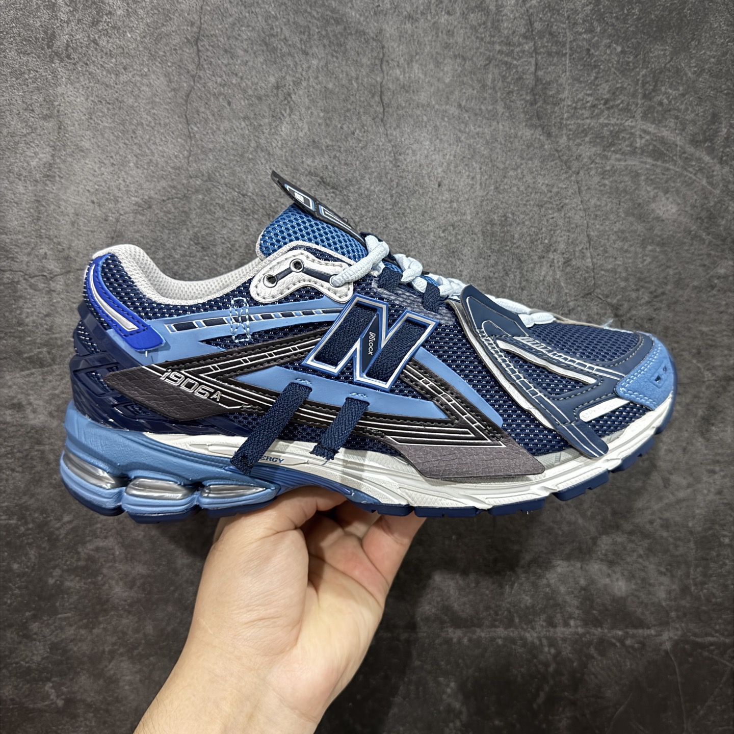 【GS纯原】新百伦 New Balance M1906系列 复古运动鞋单品宝藏老爹鞋 U1906AB 高端品质 正确六层组合底 市场唯一防伪蓝光跳码鞋标💪🏻 作为NB最经典的档案鞋型之一,与2002一样,1906有着NB最成熟的技术加持和复古款式,而本次推出的版本参照2002r的定位,相信会在性价两端做出权衡。单从造型上来看,依旧是vibe风格,味道很正,细节也很酷,这双1906r无疑必能打入复古跑鞋爱好者的年度鞋款名录。 尺码:36-45半-选品中心