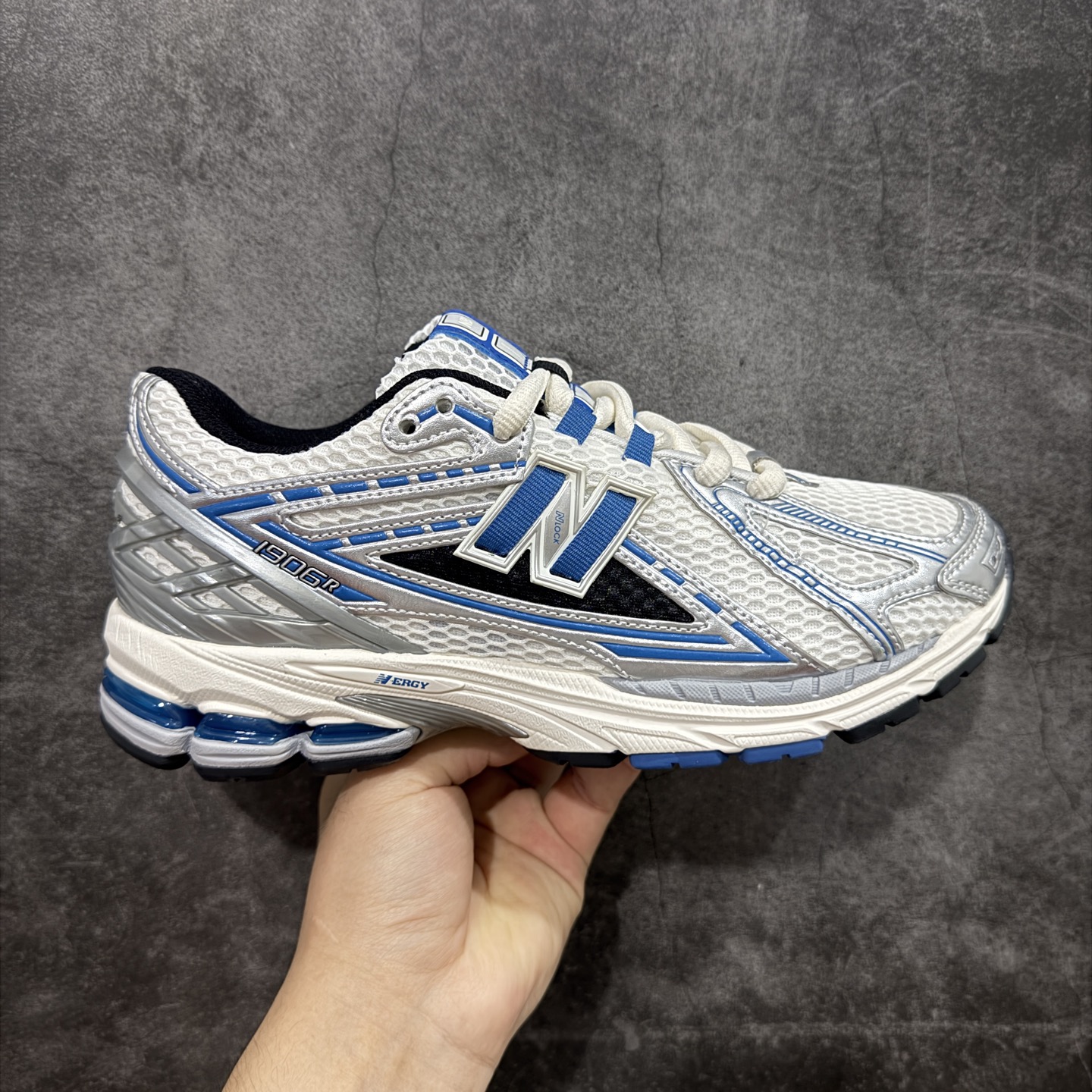 【GS纯原】新百伦 New Balance M1906系列 复古运动鞋单品宝藏老爹鞋 M1906REB 高端品质 正确六层组合底 市场唯一防伪蓝光跳码鞋标💪🏻 作为NB最经典的档案鞋型之一,与2002一样,1906有着NB最成熟的技术加持和复古款式,而本次推出的版本参照2002r的定位,相信会在性价两端做出权衡。单从造型上来看,依旧是vibe风格,味道很正,细节也很酷,这双1906r无疑必能打入复古跑鞋爱好者的年度鞋款名录。 尺码:36-45半-选品中心