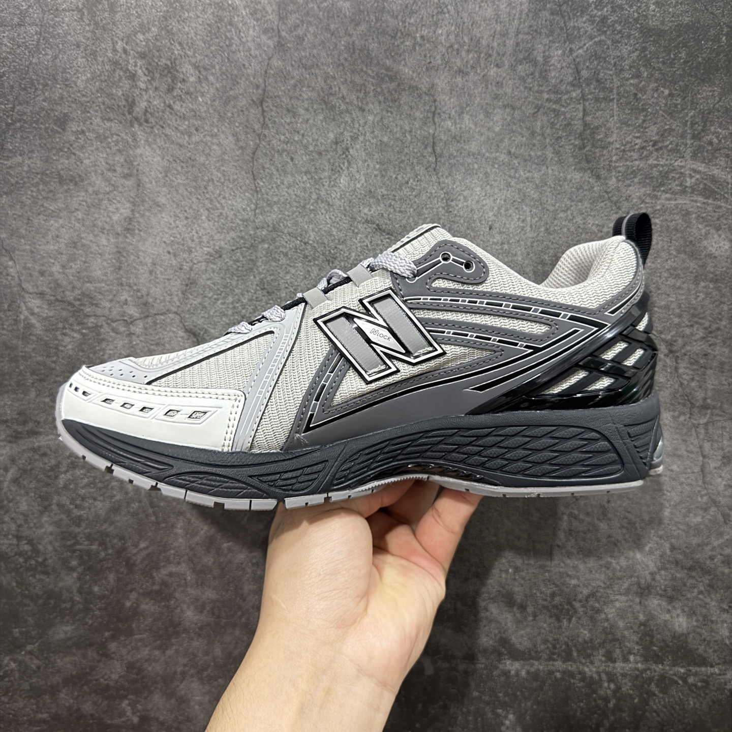 图片[2]-【GS纯原】新百伦 New Balance M1906系列 复古运动鞋单品宝藏老爹鞋 M1906RHA 高端品质 正确六层组合底 市场唯一防伪蓝光跳码鞋标💪🏻 作为NB最经典的档案鞋型之一，与2002一样，1906有着NB最成熟的技术加持和复古款式，而本次推出的版本参照2002r的定位，相信会在性价两端做出权衡。单从造型上来看，依旧是vibe风格，味道很正，细节也很酷，这双1906r无疑必能打入复古跑鞋爱好者的年度鞋款名录。 尺码：36-45半-选品中心