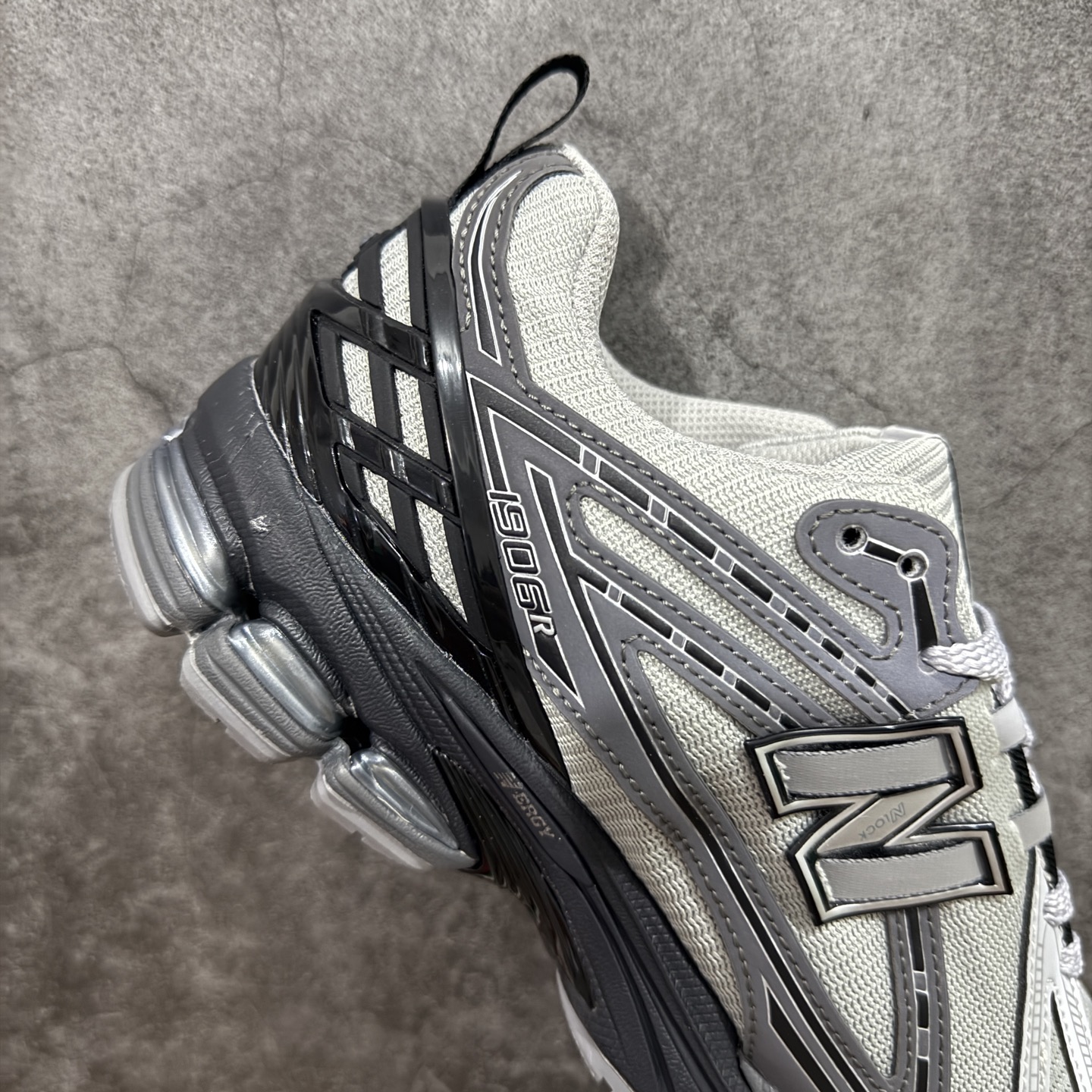 图片[7]-【GS纯原】新百伦 New Balance M1906系列 复古运动鞋单品宝藏老爹鞋 M1906RHA 高端品质 正确六层组合底 市场唯一防伪蓝光跳码鞋标💪🏻 作为NB最经典的档案鞋型之一，与2002一样，1906有着NB最成熟的技术加持和复古款式，而本次推出的版本参照2002r的定位，相信会在性价两端做出权衡。单从造型上来看，依旧是vibe风格，味道很正，细节也很酷，这双1906r无疑必能打入复古跑鞋爱好者的年度鞋款名录。 尺码：36-45半-选品中心