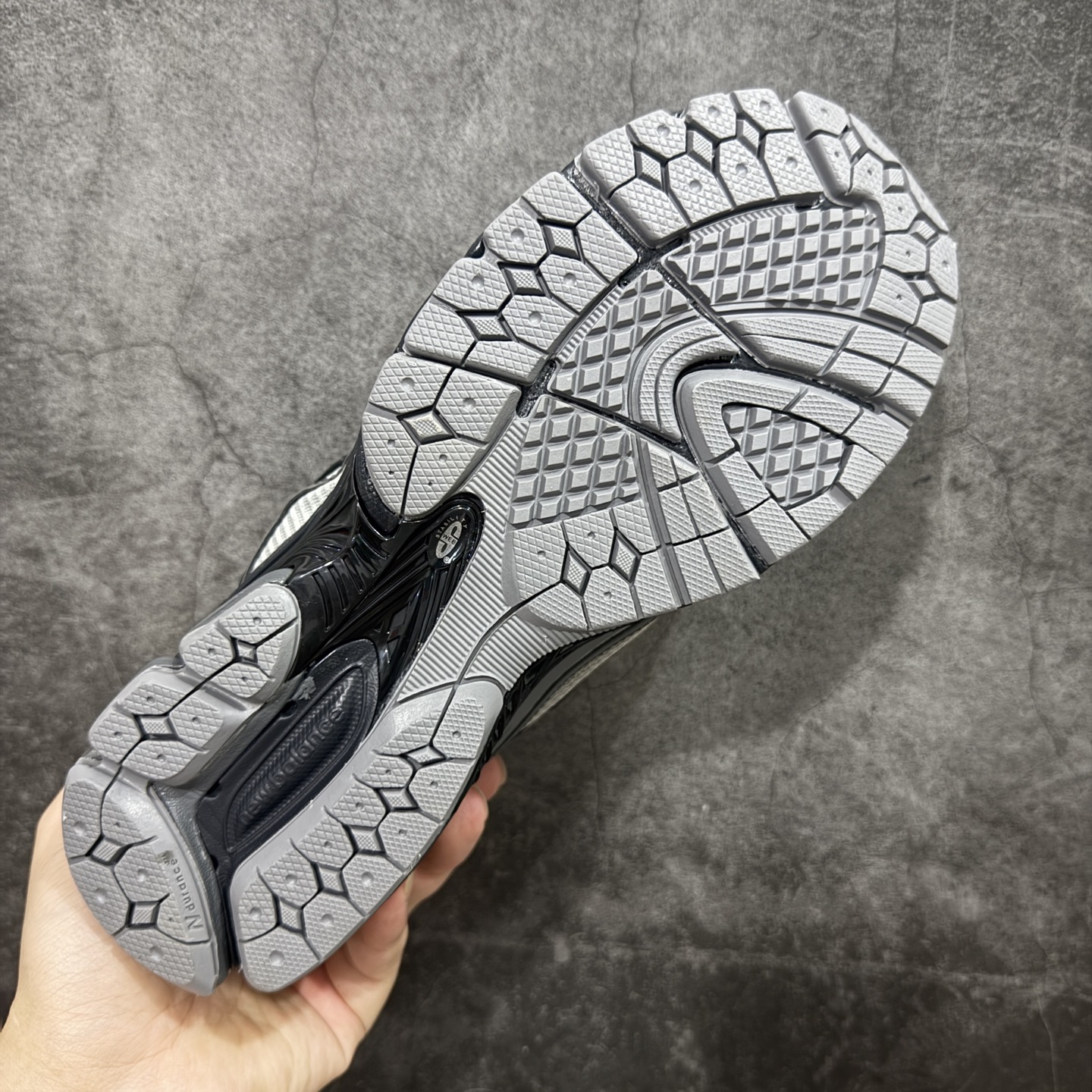 图片[9]-【GS纯原】新百伦 New Balance M1906系列 复古运动鞋单品宝藏老爹鞋 M1906RHA 高端品质 正确六层组合底 市场唯一防伪蓝光跳码鞋标💪🏻 作为NB最经典的档案鞋型之一，与2002一样，1906有着NB最成熟的技术加持和复古款式，而本次推出的版本参照2002r的定位，相信会在性价两端做出权衡。单从造型上来看，依旧是vibe风格，味道很正，细节也很酷，这双1906r无疑必能打入复古跑鞋爱好者的年度鞋款名录。 尺码：36-45半-选品中心