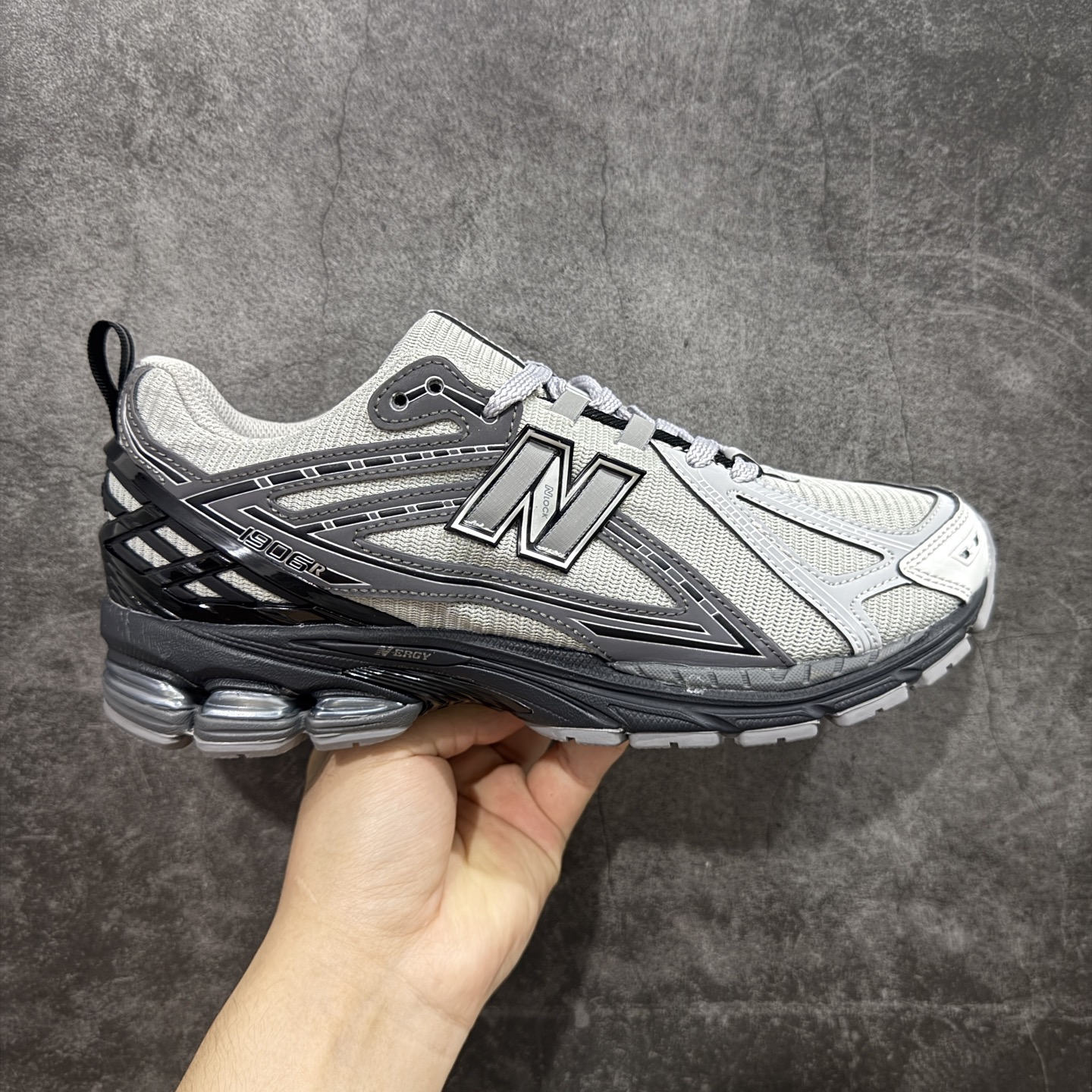 【GS纯原】新百伦 New Balance M1906系列 复古运动鞋单品宝藏老爹鞋 M1906RHA 高端品质 正确六层组合底 市场唯一防伪蓝光跳码鞋标💪🏻 作为NB最经典的档案鞋型之一,与2002一样,1906有着NB最成熟的技术加持和复古款式,而本次推出的版本参照2002r的定位,相信会在性价两端做出权衡。单从造型上来看,依旧是vibe风格,味道很正,细节也很酷,这双1906r无疑必能打入复古跑鞋爱好者的年度鞋款名录。 尺码:36-45半-选品中心
