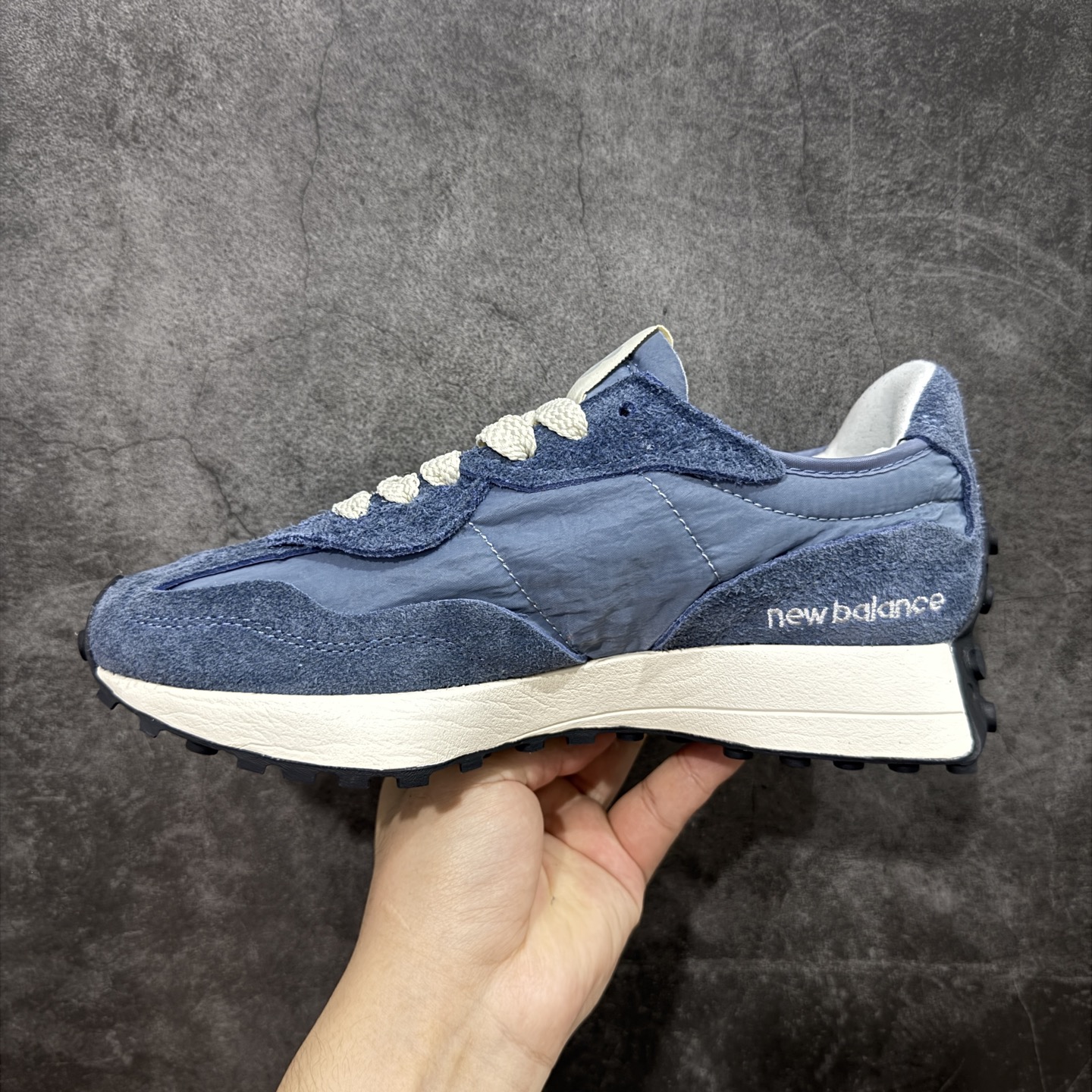 图片[2]-【GS纯原】新百伦 New Balance 327系列 复古运动鞋单品宝藏老爹鞋 U327WCB 市场最正确鞋面材料 原鞋开发 鞋尾弧度 材料全部根据原鞋打造 独家私模重新开发 15套尺码模具 非市面普通一体成型的公底 以更纯粹的复古风格设计打造的全新造型。侧身还以解构设计，将 N 字标志以做旧压花样式呈现，样式别具新意。而麂皮、冲孔皮革的塑造，则呈现出高级怀旧气质，也让鞋款在奢华时装风格与运动氛围之间达到了平衡 尺码：36 37 37.5 38 38.5 39.5 40 40.5 41.5 42 42.5 43 44 45-选品中心