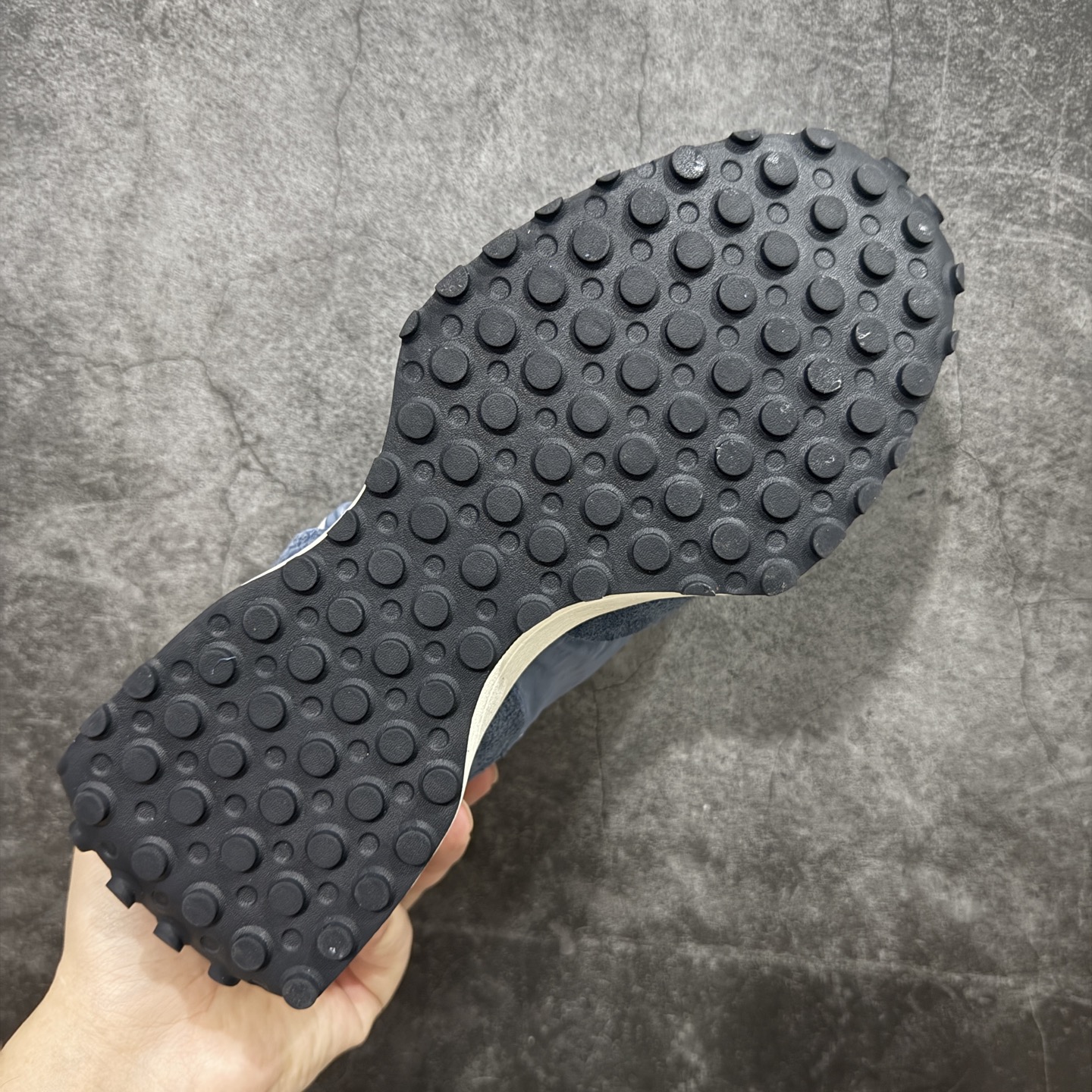 图片[9]-【GS纯原】新百伦 New Balance 327系列 复古运动鞋单品宝藏老爹鞋 U327WCB 市场最正确鞋面材料 原鞋开发 鞋尾弧度 材料全部根据原鞋打造 独家私模重新开发 15套尺码模具 非市面普通一体成型的公底 以更纯粹的复古风格设计打造的全新造型。侧身还以解构设计，将 N 字标志以做旧压花样式呈现，样式别具新意。而麂皮、冲孔皮革的塑造，则呈现出高级怀旧气质，也让鞋款在奢华时装风格与运动氛围之间达到了平衡 尺码：36 37 37.5 38 38.5 39.5 40 40.5 41.5 42 42.5 43 44 45-选品中心