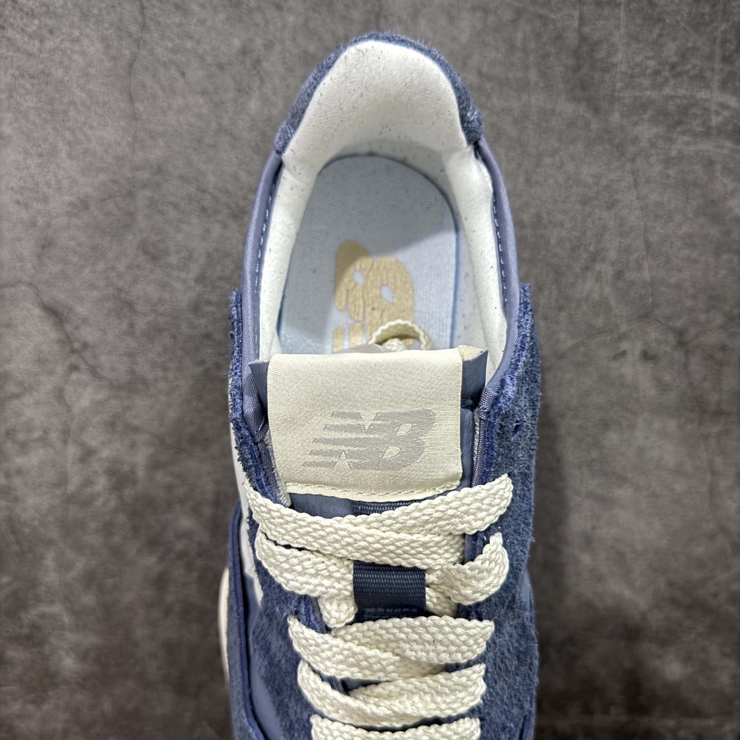 图片[8]-【GS纯原】新百伦 New Balance 327系列 复古运动鞋单品宝藏老爹鞋 U327WCB 市场最正确鞋面材料 原鞋开发 鞋尾弧度 材料全部根据原鞋打造 独家私模重新开发 15套尺码模具 非市面普通一体成型的公底 以更纯粹的复古风格设计打造的全新造型。侧身还以解构设计，将 N 字标志以做旧压花样式呈现，样式别具新意。而麂皮、冲孔皮革的塑造，则呈现出高级怀旧气质，也让鞋款在奢华时装风格与运动氛围之间达到了平衡 尺码：36 37 37.5 38 38.5 39.5 40 40.5 41.5 42 42.5 43 44 45-选品中心