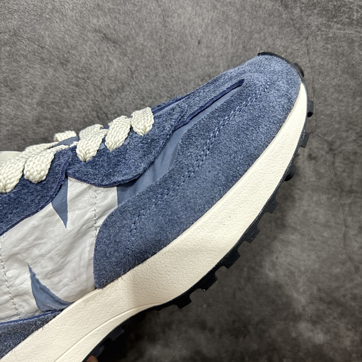 图片[6]-【GS纯原】新百伦 New Balance 327系列 复古运动鞋单品宝藏老爹鞋 U327WCB 市场最正确鞋面材料 原鞋开发 鞋尾弧度 材料全部根据原鞋打造 独家私模重新开发 15套尺码模具 非市面普通一体成型的公底 以更纯粹的复古风格设计打造的全新造型。侧身还以解构设计，将 N 字标志以做旧压花样式呈现，样式别具新意。而麂皮、冲孔皮革的塑造，则呈现出高级怀旧气质，也让鞋款在奢华时装风格与运动氛围之间达到了平衡 尺码：36 37 37.5 38 38.5 39.5 40 40.5 41.5 42 42.5 43 44 45-选品中心
