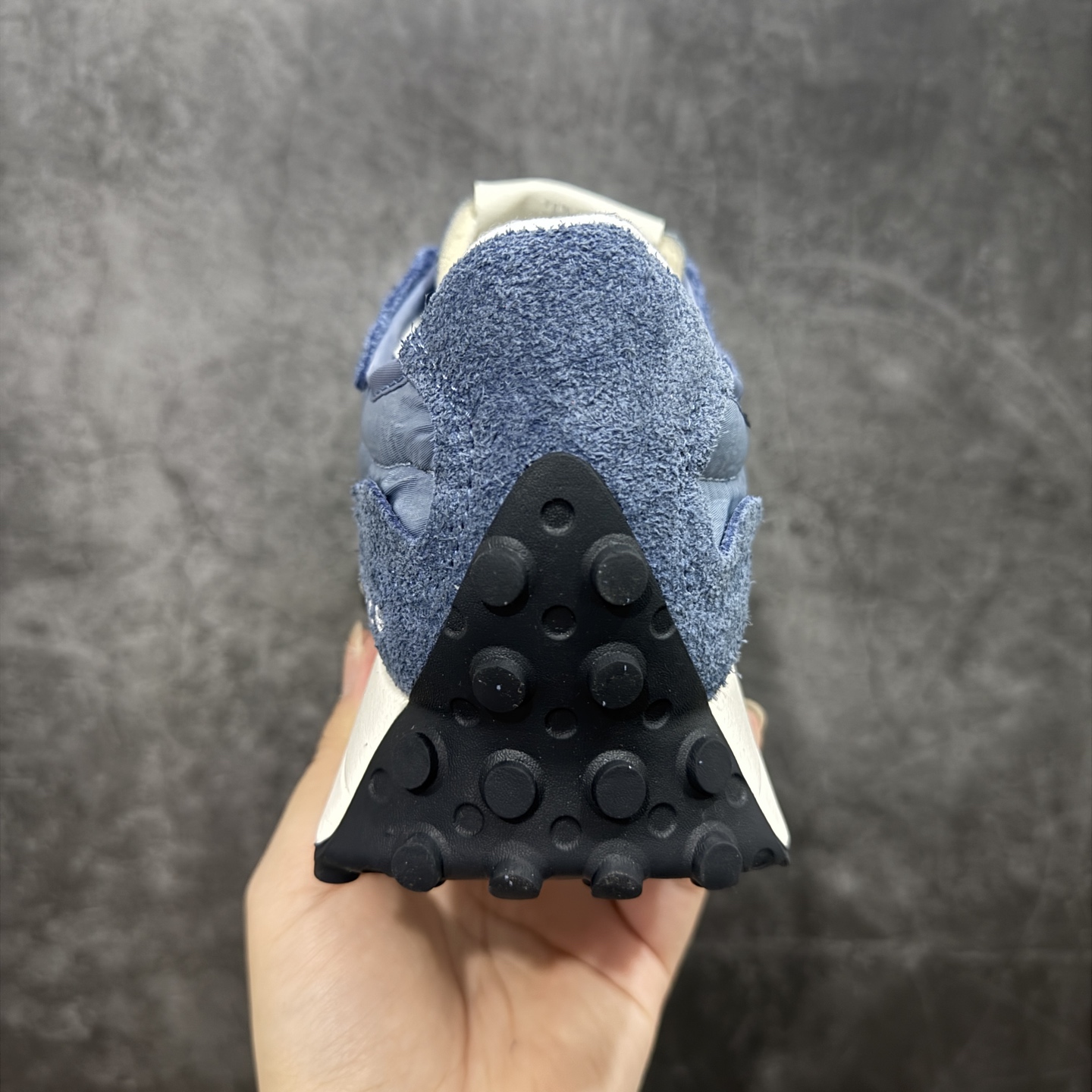 图片[4]-【GS纯原】新百伦 New Balance 327系列 复古运动鞋单品宝藏老爹鞋 U327WCB 市场最正确鞋面材料 原鞋开发 鞋尾弧度 材料全部根据原鞋打造 独家私模重新开发 15套尺码模具 非市面普通一体成型的公底 以更纯粹的复古风格设计打造的全新造型。侧身还以解构设计，将 N 字标志以做旧压花样式呈现，样式别具新意。而麂皮、冲孔皮革的塑造，则呈现出高级怀旧气质，也让鞋款在奢华时装风格与运动氛围之间达到了平衡 尺码：36 37 37.5 38 38.5 39.5 40 40.5 41.5 42 42.5 43 44 45-选品中心