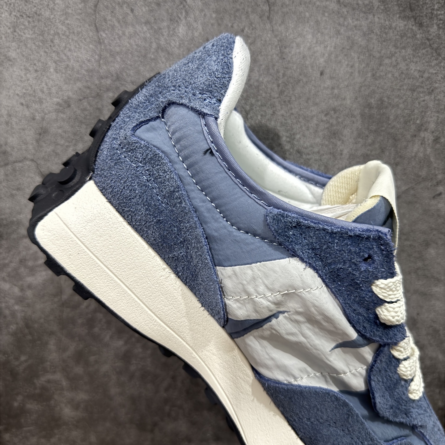 图片[7]-【GS纯原】新百伦 New Balance 327系列 复古运动鞋单品宝藏老爹鞋 U327WCB 市场最正确鞋面材料 原鞋开发 鞋尾弧度 材料全部根据原鞋打造 独家私模重新开发 15套尺码模具 非市面普通一体成型的公底 以更纯粹的复古风格设计打造的全新造型。侧身还以解构设计，将 N 字标志以做旧压花样式呈现，样式别具新意。而麂皮、冲孔皮革的塑造，则呈现出高级怀旧气质，也让鞋款在奢华时装风格与运动氛围之间达到了平衡 尺码：36 37 37.5 38 38.5 39.5 40 40.5 41.5 42 42.5 43 44 45-选品中心