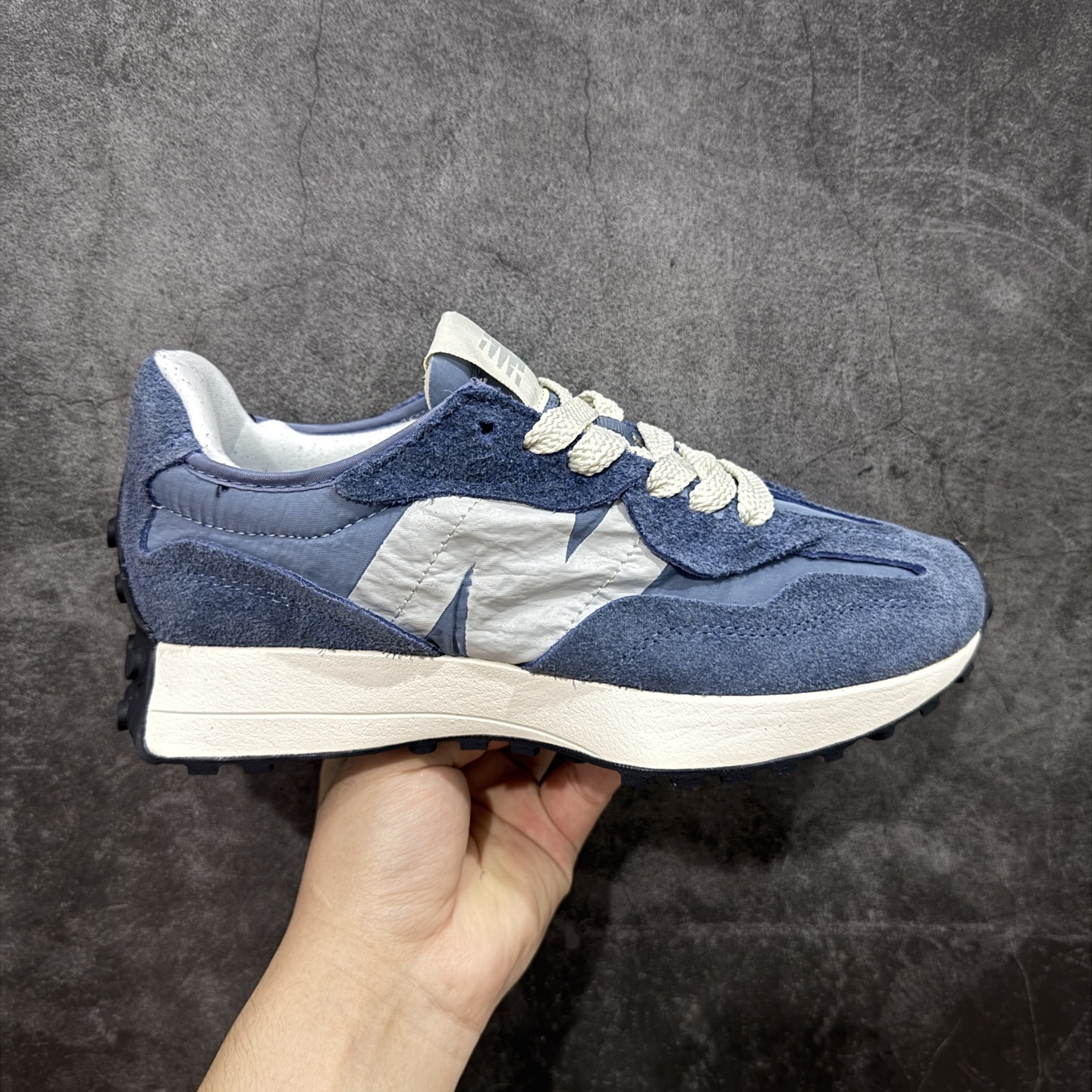 【GS纯原】新百伦 New Balance 327系列 复古运动鞋单品宝藏老爹鞋 U327WCB 市场最正确鞋面材料 原鞋开发 鞋尾弧度 材料全部根据原鞋打造 独家私模重新开发 15套尺码模具 非市面普通一体成型的公底 以更纯粹的复古风格设计打造的全新造型。侧身还以解构设计,将 N 字标志以做旧压花样式呈现,样式别具新意。而麂皮、冲孔皮革的塑造,则呈现出高级怀旧气质,也让鞋款在奢华时装风格与运动氛围之间达到了平衡 尺码:36 37 37.5 38 38.5 39.5 40 40.5 41.5 42 42.5 43 44 45-选品中心