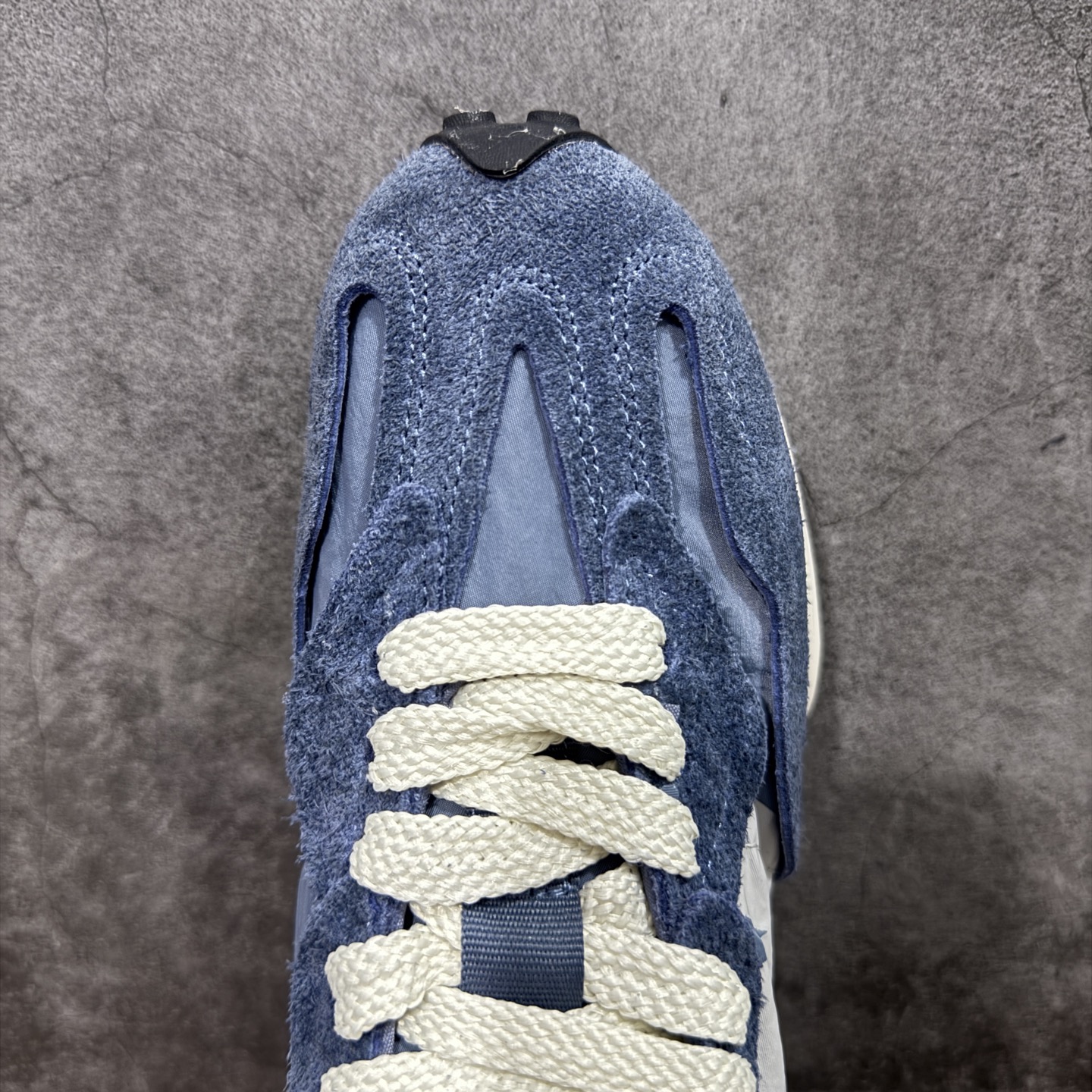 图片[5]-【GS纯原】新百伦 New Balance 327系列 复古运动鞋单品宝藏老爹鞋 U327WCB 市场最正确鞋面材料 原鞋开发 鞋尾弧度 材料全部根据原鞋打造 独家私模重新开发 15套尺码模具 非市面普通一体成型的公底 以更纯粹的复古风格设计打造的全新造型。侧身还以解构设计，将 N 字标志以做旧压花样式呈现，样式别具新意。而麂皮、冲孔皮革的塑造，则呈现出高级怀旧气质，也让鞋款在奢华时装风格与运动氛围之间达到了平衡 尺码：36 37 37.5 38 38.5 39.5 40 40.5 41.5 42 42.5 43 44 45-选品中心