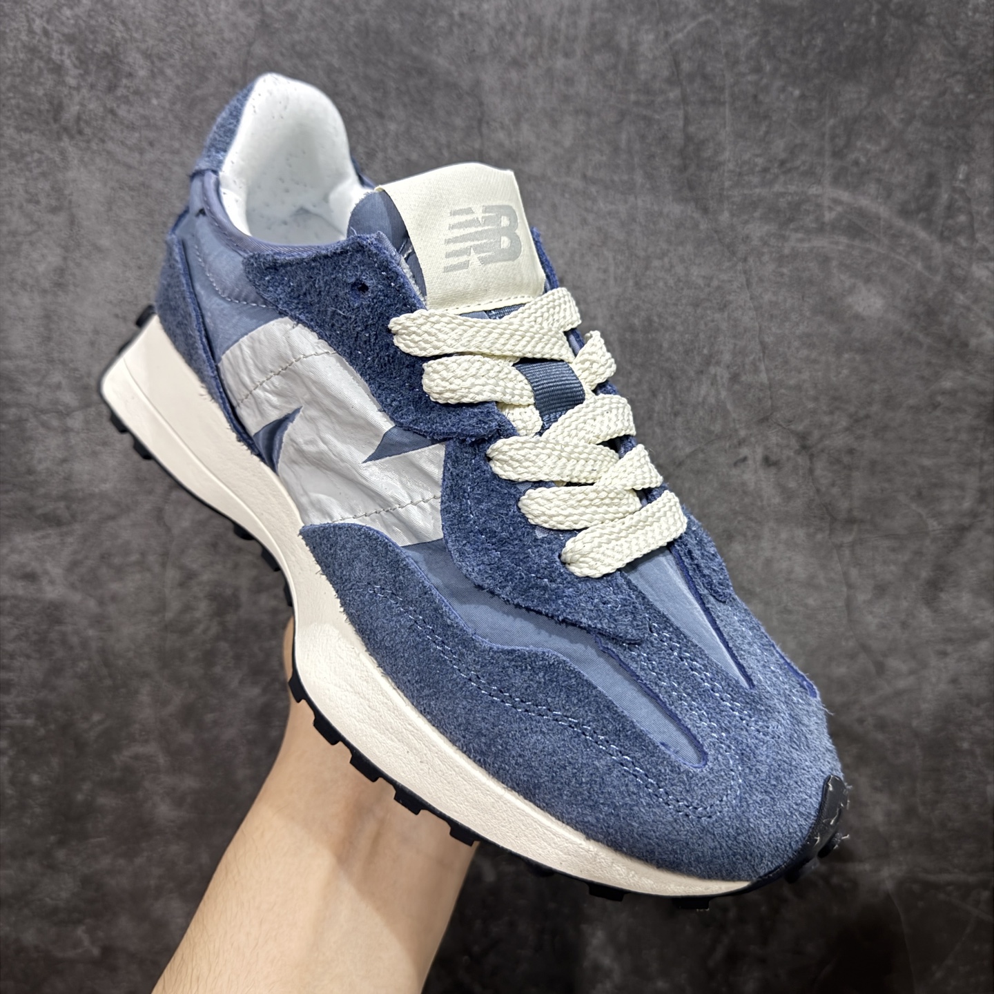 图片[3]-【GS纯原】新百伦 New Balance 327系列 复古运动鞋单品宝藏老爹鞋 U327WCB 市场最正确鞋面材料 原鞋开发 鞋尾弧度 材料全部根据原鞋打造 独家私模重新开发 15套尺码模具 非市面普通一体成型的公底 以更纯粹的复古风格设计打造的全新造型。侧身还以解构设计，将 N 字标志以做旧压花样式呈现，样式别具新意。而麂皮、冲孔皮革的塑造，则呈现出高级怀旧气质，也让鞋款在奢华时装风格与运动氛围之间达到了平衡 尺码：36 37 37.5 38 38.5 39.5 40 40.5 41.5 42 42.5 43 44 45-选品中心