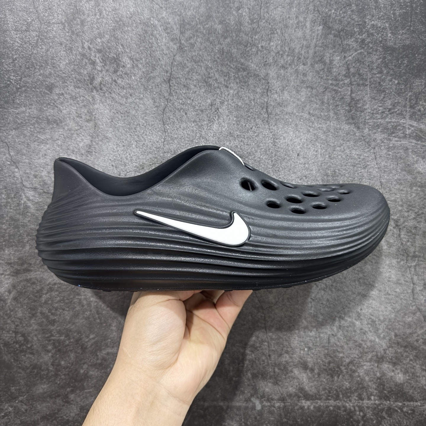 【LW版本】Nike Reactx Rejuven 8 耐克新款夏季沙滩凉鞋拖鞋洞洞鞋 HV5060-001 市场最高版本 没有之一 品质细节远远超越市面版本 欢迎对比 脚感材料都是原版同步 比市场货好太多 正确组合底 超高清洁度 完美版型 区别市面通货 采用质感柔软且出众回弹的 ReactX泡绵，发泡组合大底 脚感十分舒适，缔造非凡舒适的日常穿着体验，助你保持活力。  尺码：36-49.5 建议选大半码到一码-选品中心