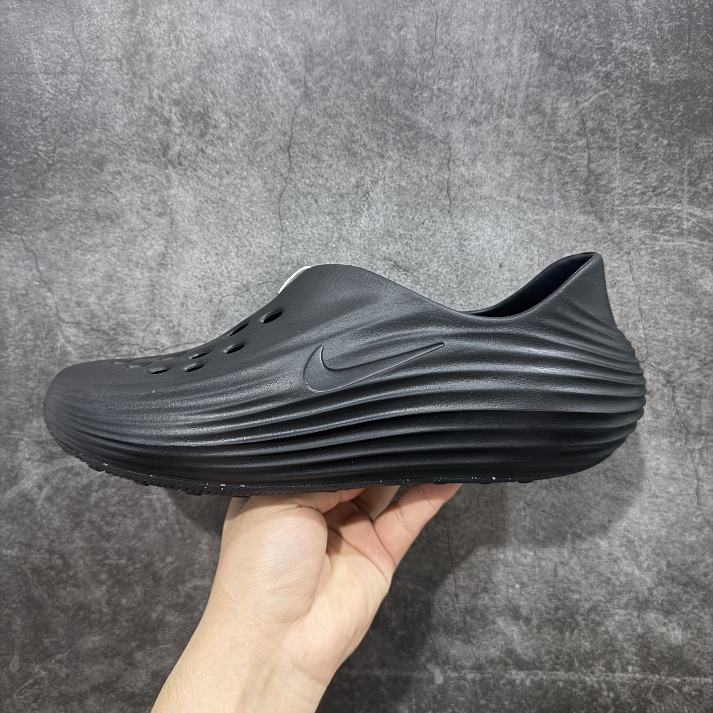 图片[2]-【LW版本】Nike Reactx Rejuven 8 耐克新款夏季沙滩凉鞋拖鞋洞洞鞋 HV5060-001 市场最高版本 没有之一 品质细节远远超越市面版本 欢迎对比 脚感材料都是原版同步 比市场货好太多 正确组合底 超高清洁度 完美版型 区别市面通货 采用质感柔软且出众回弹的 ReactX泡绵，发泡组合大底 脚感十分舒适，缔造非凡舒适的日常穿着体验，助你保持活力。  尺码：36-49.5 建议选大半码到一码-选品中心