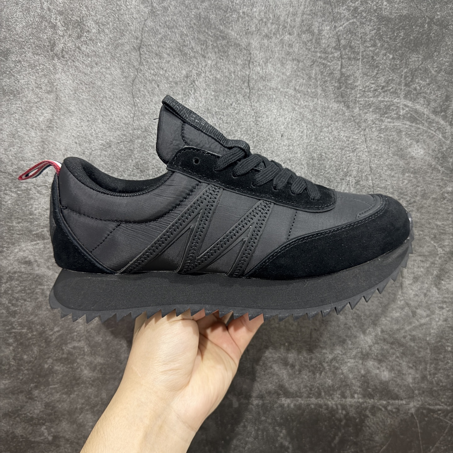 【纯原版】Moncler 盟可睐/蒙口 Pacey系列 户外 厚底 休闲 运动鞋 老爹鞋 原版购入开发 做货 Pacey运动鞋轻巧灵活,彰显都市风格。低帮款式设计,采用织物制成,饰有醒目标识和M字形细节 配送专柜精美包装🛍📦 ▪️面料 : 原版定制头层牛皮 ▪️内里 : 进口透气网里 ▪️鞋底 : 原版开模EVA+橡胶材质 ▪️底厚 :4CM ▪️尺码: 40-45-选品中心