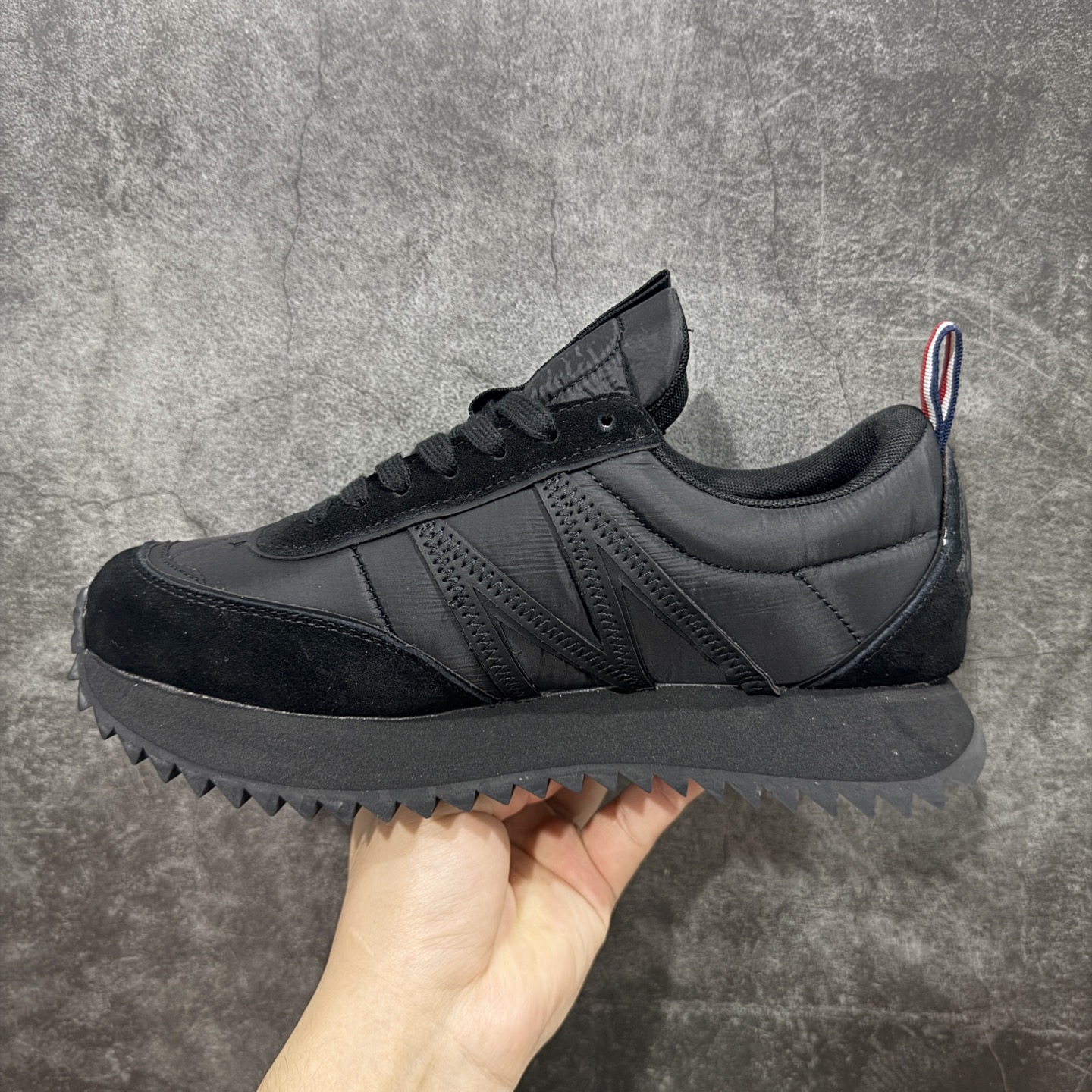 图片[2]-【纯原版】Moncler 盟可睐/蒙口 Pacey系列 户外 厚底 休闲 运动鞋 老爹鞋 原版购入开发 做货 Pacey运动鞋轻巧灵活，彰显都市风格。低帮款式设计，采用织物制成，饰有醒目标识和M字形细节 配送专柜精美包装🛍📦 ▪️面料 ： 原版定制头层牛皮 ▪️内里 ： 进口透气网里 ▪️鞋底 ： 原版开模EVA+橡胶材质 ▪️底厚 ：4CM ▪️尺码： 40-45-选品中心