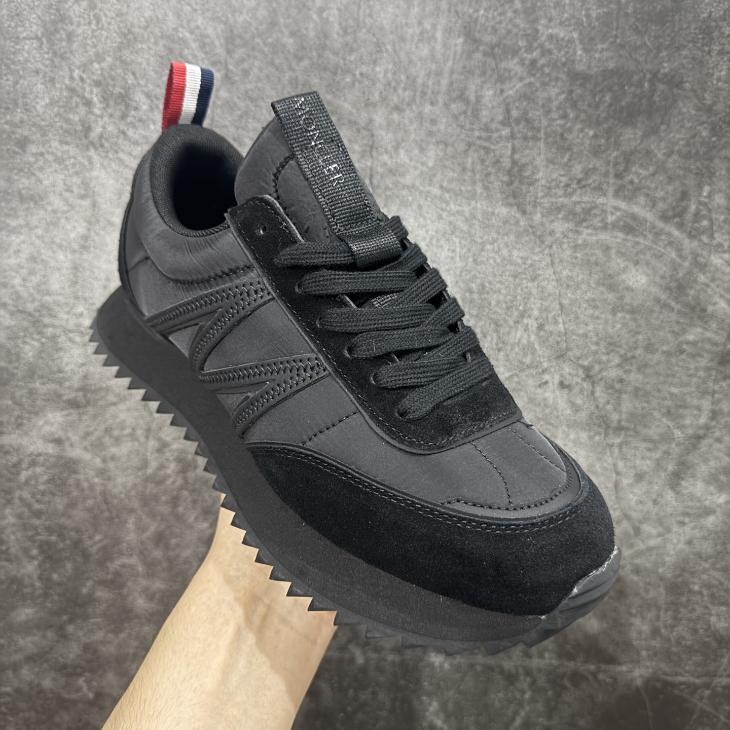 图片[3]-【纯原版】Moncler 盟可睐/蒙口 Pacey系列 户外 厚底 休闲 运动鞋 老爹鞋 原版购入开发 做货 Pacey运动鞋轻巧灵活，彰显都市风格。低帮款式设计，采用织物制成，饰有醒目标识和M字形细节 配送专柜精美包装🛍📦 ▪️面料 ： 原版定制头层牛皮 ▪️内里 ： 进口透气网里 ▪️鞋底 ： 原版开模EVA+橡胶材质 ▪️底厚 ：4CM ▪️尺码： 40-45-选品中心