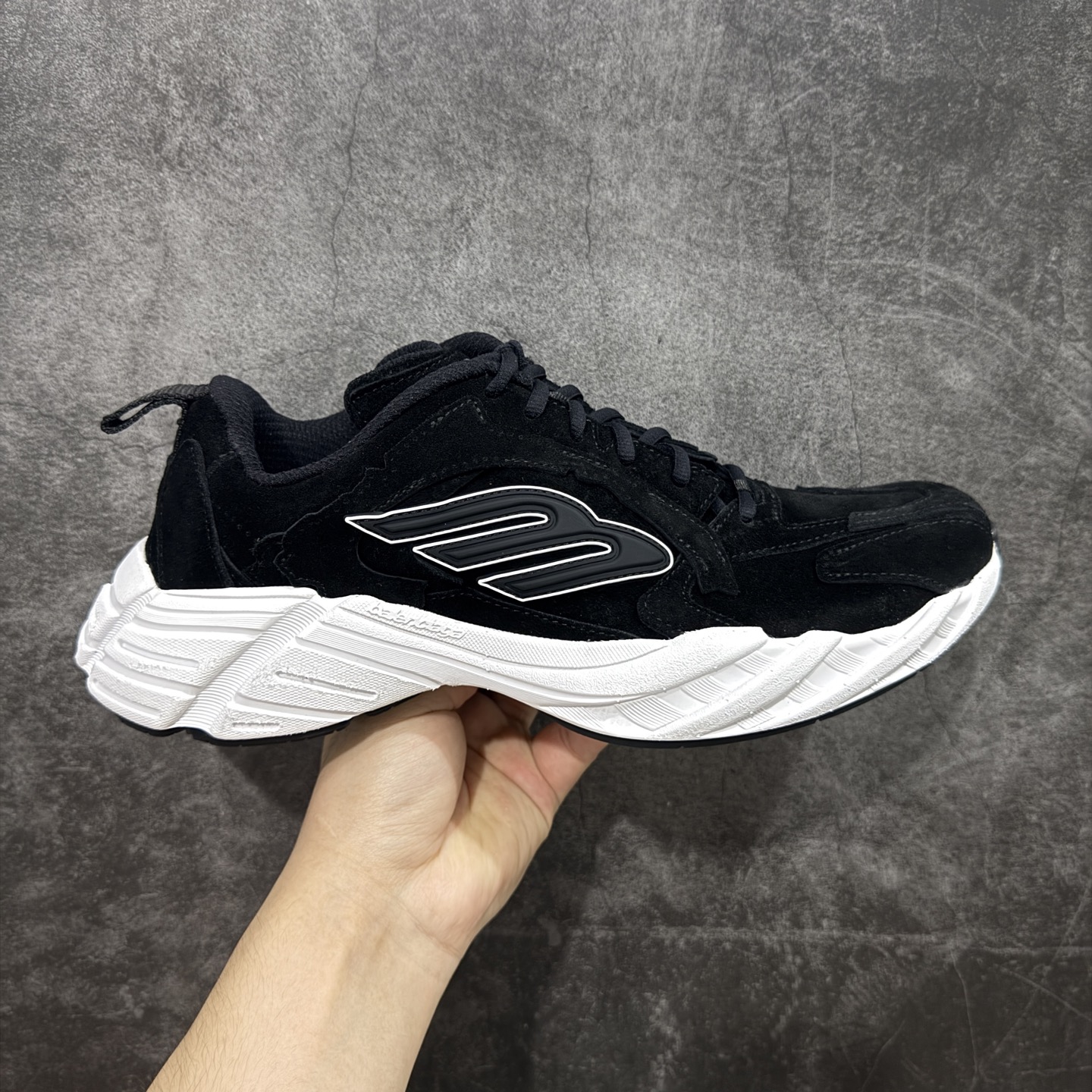 【XA纯原】最新外贸批次 Balenciaga巴黎世家16代 MONDAY 黑白麂皮 其前卫的设计、夸张的体积和反光细节赋予其特别的轮廓 采用头层牛皮材质制成,带来良好脚感,外观全新造型,鞋身富有潮流感且易穿搭,正确做旧,多层组合橡胶大底防滑耐磨 尺码:35 36 37 38 39 40 41 42 43 44 45 46-选品中心