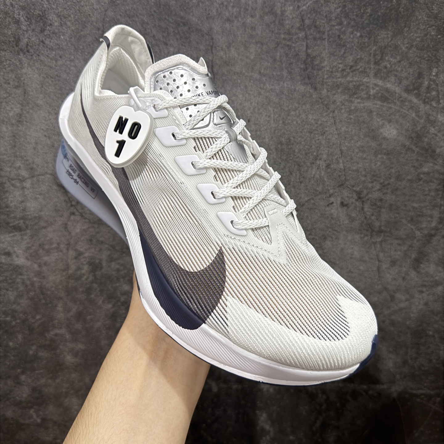 图片[3]-【NO.1版本】Nike ZoomX Vaporfly NEXT%4 减震马拉松跑步鞋 全掌碳纤维 原楦原纸版数据开发 采用同源数据开发Flyknit织物融合TPU丝半透明鞋面材质 中底采用ZoomX泡棉+FlyPlate铲型塑料碳板 外置防滑耐磨大底片 科技扛鼎 再次提升 货号： HF6414-100 尺码： 39 40 40.5 41 42 42.5 43 44 45-选品中心