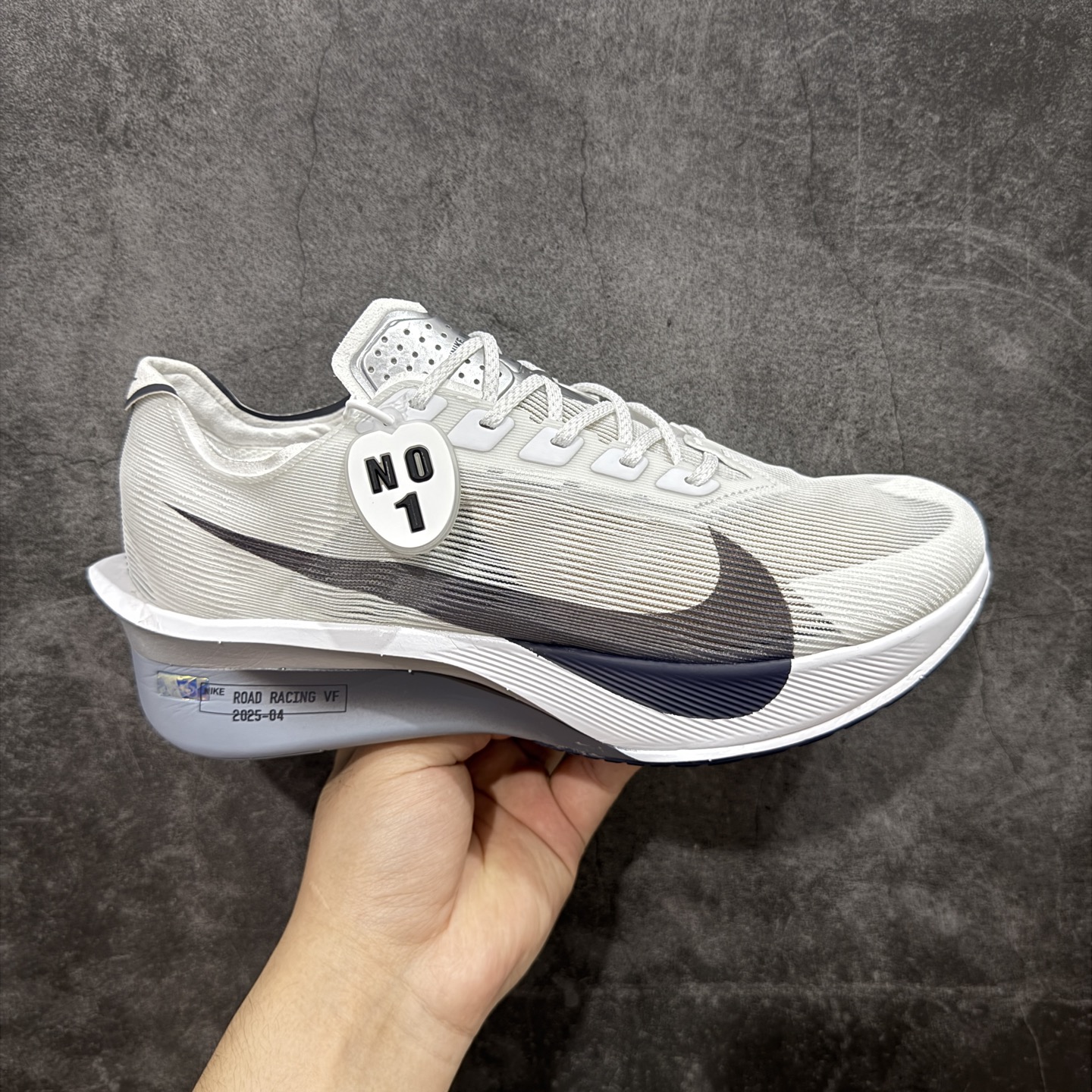 【NO.1版本】Nike ZoomX Vaporfly NEXT%4 减震马拉松跑步鞋 全掌碳纤维 原楦原纸版数据开发 采用同源数据开发Flyknit织物融合TPU丝半透明鞋面材质 中底采用ZoomX泡棉+FlyPlate铲型塑料碳板 外置防滑耐磨大底片 科技扛鼎 再次提升 货号： HF6414-100 尺码： 39 40 40.5 41 42 42.5 43 44 45-选品中心