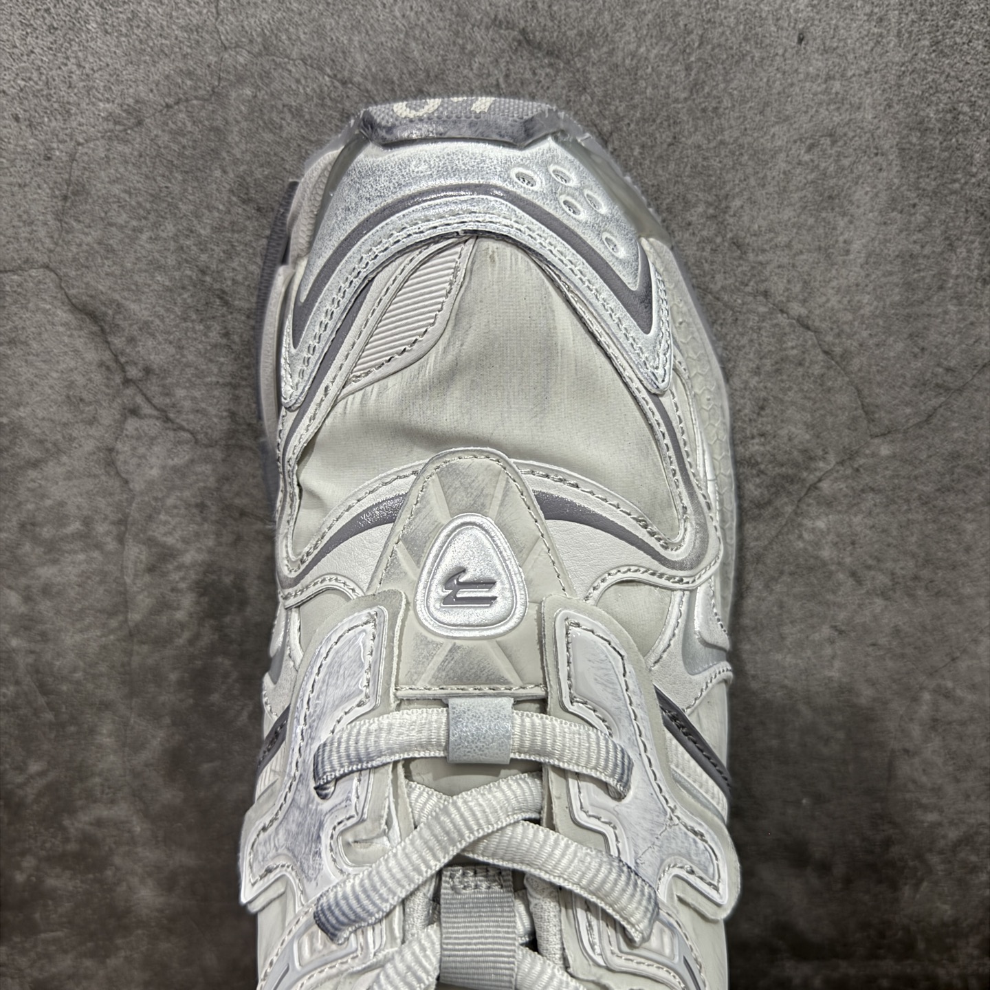 图片[5]-【纯原VG版】BALENCIAGA Runner 2.0 Sneaker 巴黎世家七代半慢跑系列低帮复古野跑潮流运动鞋老爹鞋 尼龙和网布材质 磨损效果 鞋头边缘印有尺码 背面浮印尺码 外侧印有跑者徽标 鞋舌刺绣 Balenciaga 品牌标识 鞋跟背面 Balenciaga品牌标识 材质采用65%聚氨酯、35%聚酯纤维 全新 Runner 鞋型轮廓借鉴于 2000 年初的复古线条 搭载大网眼面料制成鞋面基础，由粉色、白色尼龍与橡胶质地覆盖鞋面诠释线条感 当中透过几道手缝线与折损痕更是精准的掌握历经时间淬炼的破旧痕迹 延续其手法至鞋领、鞋跟、鞋带、中底等部分均饰有破损及脏污之貌 尤其是鞋领处与鞋带孔眼条更是采用不规则做旧技术将内容物泡棉随机露出 尺码：35 36 37 38 39 40 41 42 43 44 45 46-选品中心