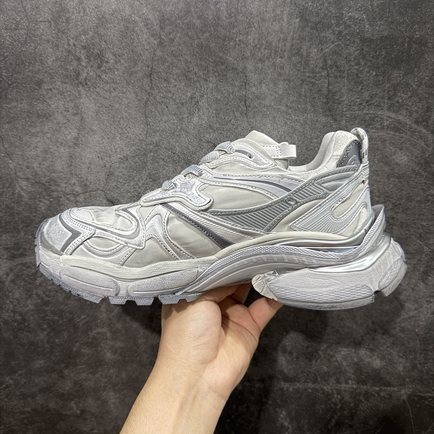 图片[2]-【纯原VG版】BALENCIAGA Runner 2.0 Sneaker 巴黎世家七代半慢跑系列低帮复古野跑潮流运动鞋老爹鞋 尼龙和网布材质 磨损效果 鞋头边缘印有尺码 背面浮印尺码 外侧印有跑者徽标 鞋舌刺绣 Balenciaga 品牌标识 鞋跟背面 Balenciaga品牌标识 材质采用65%聚氨酯、35%聚酯纤维 全新 Runner 鞋型轮廓借鉴于 2000 年初的复古线条 搭载大网眼面料制成鞋面基础，由粉色、白色尼龍与橡胶质地覆盖鞋面诠释线条感 当中透过几道手缝线与折损痕更是精准的掌握历经时间淬炼的破旧痕迹 延续其手法至鞋领、鞋跟、鞋带、中底等部分均饰有破损及脏污之貌 尤其是鞋领处与鞋带孔眼条更是采用不规则做旧技术将内容物泡棉随机露出 尺码：35 36 37 38 39 40 41 42 43 44 45 46-选品中心
