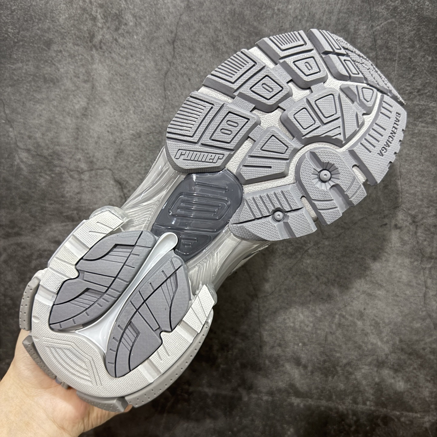 图片[9]-【纯原VG版】BALENCIAGA Runner 2.0 Sneaker 巴黎世家七代半慢跑系列低帮复古野跑潮流运动鞋老爹鞋 尼龙和网布材质 磨损效果 鞋头边缘印有尺码 背面浮印尺码 外侧印有跑者徽标 鞋舌刺绣 Balenciaga 品牌标识 鞋跟背面 Balenciaga品牌标识 材质采用65%聚氨酯、35%聚酯纤维 全新 Runner 鞋型轮廓借鉴于 2000 年初的复古线条 搭载大网眼面料制成鞋面基础，由粉色、白色尼龍与橡胶质地覆盖鞋面诠释线条感 当中透过几道手缝线与折损痕更是精准的掌握历经时间淬炼的破旧痕迹 延续其手法至鞋领、鞋跟、鞋带、中底等部分均饰有破损及脏污之貌 尤其是鞋领处与鞋带孔眼条更是采用不规则做旧技术将内容物泡棉随机露出 尺码：35 36 37 38 39 40 41 42 43 44 45 46-选品中心