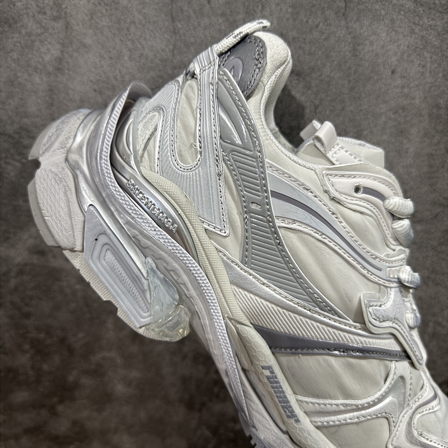 图片[7]-【纯原VG版】BALENCIAGA Runner 2.0 Sneaker 巴黎世家七代半慢跑系列低帮复古野跑潮流运动鞋老爹鞋 尼龙和网布材质 磨损效果 鞋头边缘印有尺码 背面浮印尺码 外侧印有跑者徽标 鞋舌刺绣 Balenciaga 品牌标识 鞋跟背面 Balenciaga品牌标识 材质采用65%聚氨酯、35%聚酯纤维 全新 Runner 鞋型轮廓借鉴于 2000 年初的复古线条 搭载大网眼面料制成鞋面基础，由粉色、白色尼龍与橡胶质地覆盖鞋面诠释线条感 当中透过几道手缝线与折损痕更是精准的掌握历经时间淬炼的破旧痕迹 延续其手法至鞋领、鞋跟、鞋带、中底等部分均饰有破损及脏污之貌 尤其是鞋领处与鞋带孔眼条更是采用不规则做旧技术将内容物泡棉随机露出 尺码：35 36 37 38 39 40 41 42 43 44 45 46-选品中心