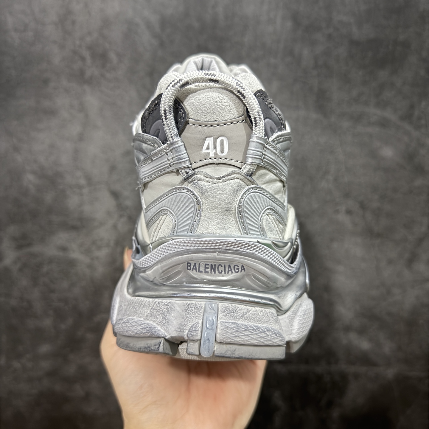 图片[4]-【纯原VG版】BALENCIAGA Runner 2.0 Sneaker 巴黎世家七代半慢跑系列低帮复古野跑潮流运动鞋老爹鞋 尼龙和网布材质 磨损效果 鞋头边缘印有尺码 背面浮印尺码 外侧印有跑者徽标 鞋舌刺绣 Balenciaga 品牌标识 鞋跟背面 Balenciaga品牌标识 材质采用65%聚氨酯、35%聚酯纤维 全新 Runner 鞋型轮廓借鉴于 2000 年初的复古线条 搭载大网眼面料制成鞋面基础，由粉色、白色尼龍与橡胶质地覆盖鞋面诠释线条感 当中透过几道手缝线与折损痕更是精准的掌握历经时间淬炼的破旧痕迹 延续其手法至鞋领、鞋跟、鞋带、中底等部分均饰有破损及脏污之貌 尤其是鞋领处与鞋带孔眼条更是采用不规则做旧技术将内容物泡棉随机露出 尺码：35 36 37 38 39 40 41 42 43 44 45 46-选品中心