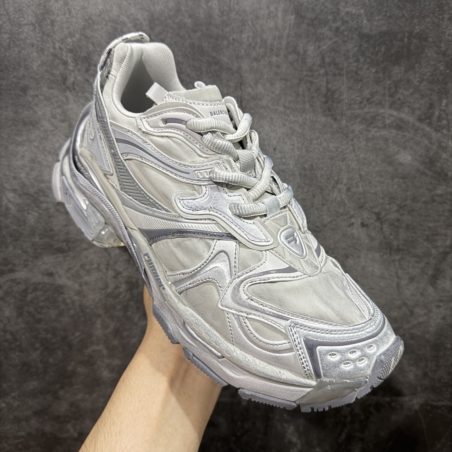 图片[3]-【纯原VG版】BALENCIAGA Runner 2.0 Sneaker 巴黎世家七代半慢跑系列低帮复古野跑潮流运动鞋老爹鞋 尼龙和网布材质 磨损效果 鞋头边缘印有尺码 背面浮印尺码 外侧印有跑者徽标 鞋舌刺绣 Balenciaga 品牌标识 鞋跟背面 Balenciaga品牌标识 材质采用65%聚氨酯、35%聚酯纤维 全新 Runner 鞋型轮廓借鉴于 2000 年初的复古线条 搭载大网眼面料制成鞋面基础，由粉色、白色尼龍与橡胶质地覆盖鞋面诠释线条感 当中透过几道手缝线与折损痕更是精准的掌握历经时间淬炼的破旧痕迹 延续其手法至鞋领、鞋跟、鞋带、中底等部分均饰有破损及脏污之貌 尤其是鞋领处与鞋带孔眼条更是采用不规则做旧技术将内容物泡棉随机露出 尺码：35 36 37 38 39 40 41 42 43 44 45 46-选品中心