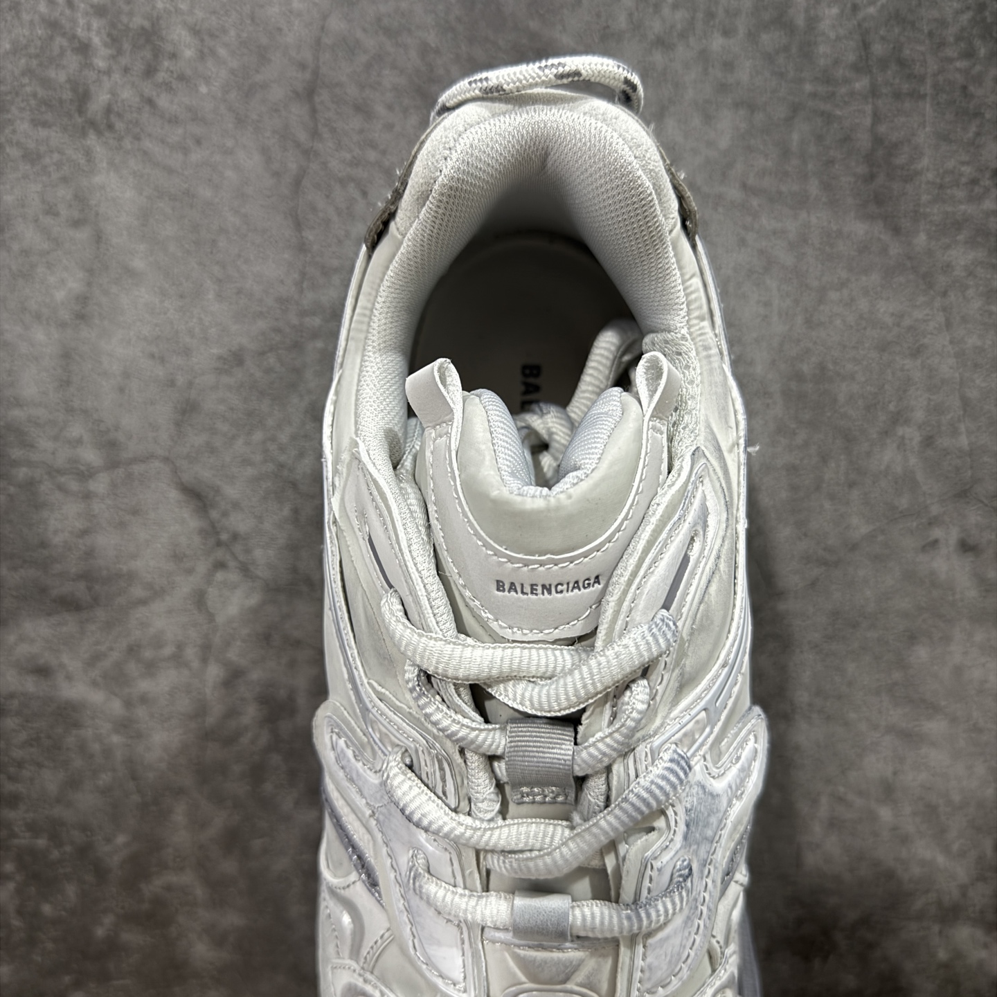 图片[8]-【纯原VG版】BALENCIAGA Runner 2.0 Sneaker 巴黎世家七代半慢跑系列低帮复古野跑潮流运动鞋老爹鞋 尼龙和网布材质 磨损效果 鞋头边缘印有尺码 背面浮印尺码 外侧印有跑者徽标 鞋舌刺绣 Balenciaga 品牌标识 鞋跟背面 Balenciaga品牌标识 材质采用65%聚氨酯、35%聚酯纤维 全新 Runner 鞋型轮廓借鉴于 2000 年初的复古线条 搭载大网眼面料制成鞋面基础，由粉色、白色尼龍与橡胶质地覆盖鞋面诠释线条感 当中透过几道手缝线与折损痕更是精准的掌握历经时间淬炼的破旧痕迹 延续其手法至鞋领、鞋跟、鞋带、中底等部分均饰有破损及脏污之貌 尤其是鞋领处与鞋带孔眼条更是采用不规则做旧技术将内容物泡棉随机露出 尺码：35 36 37 38 39 40 41 42 43 44 45 46-选品中心