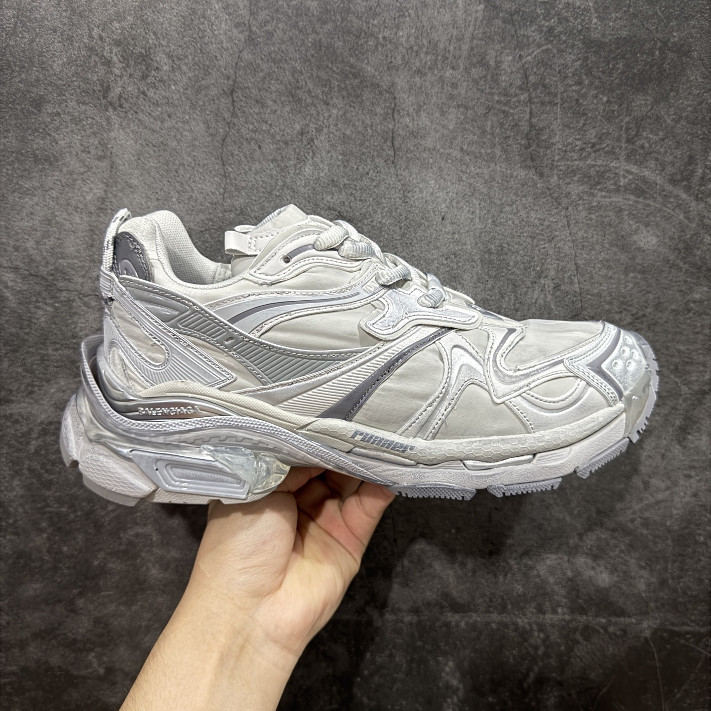 【纯原VG版】BALENCIAGA Runner 2.0 Sneaker 巴黎世家七代半慢跑系列低帮复古野跑潮流运动鞋老爹鞋 尼龙和网布材质 磨损效果 鞋头边缘印有尺码 背面浮印尺码 外侧印有跑者徽标 鞋舌刺绣 Balenciaga 品牌标识 鞋跟背面 Balenciaga品牌标识 材质采用65%聚氨酯、35%聚酯纤维 全新 Runner 鞋型轮廓借鉴于 2000 年初的复古线条 搭载大网眼面料制成鞋面基础,由粉色、白色尼龍与橡胶质地覆盖鞋面诠释线条感 当中透过几道手缝线与折损痕更是精准的掌握历经时间淬炼的破旧痕迹 延续其手法至鞋领、鞋跟、鞋带、中底等部分均饰有破损及脏污之貌 尤其是鞋领处与鞋带孔眼条更是采用不规则做旧技术将内容物泡棉随机露出 尺码:35 36 37 38 39 40 41 42 43 44 45 46-选品中心