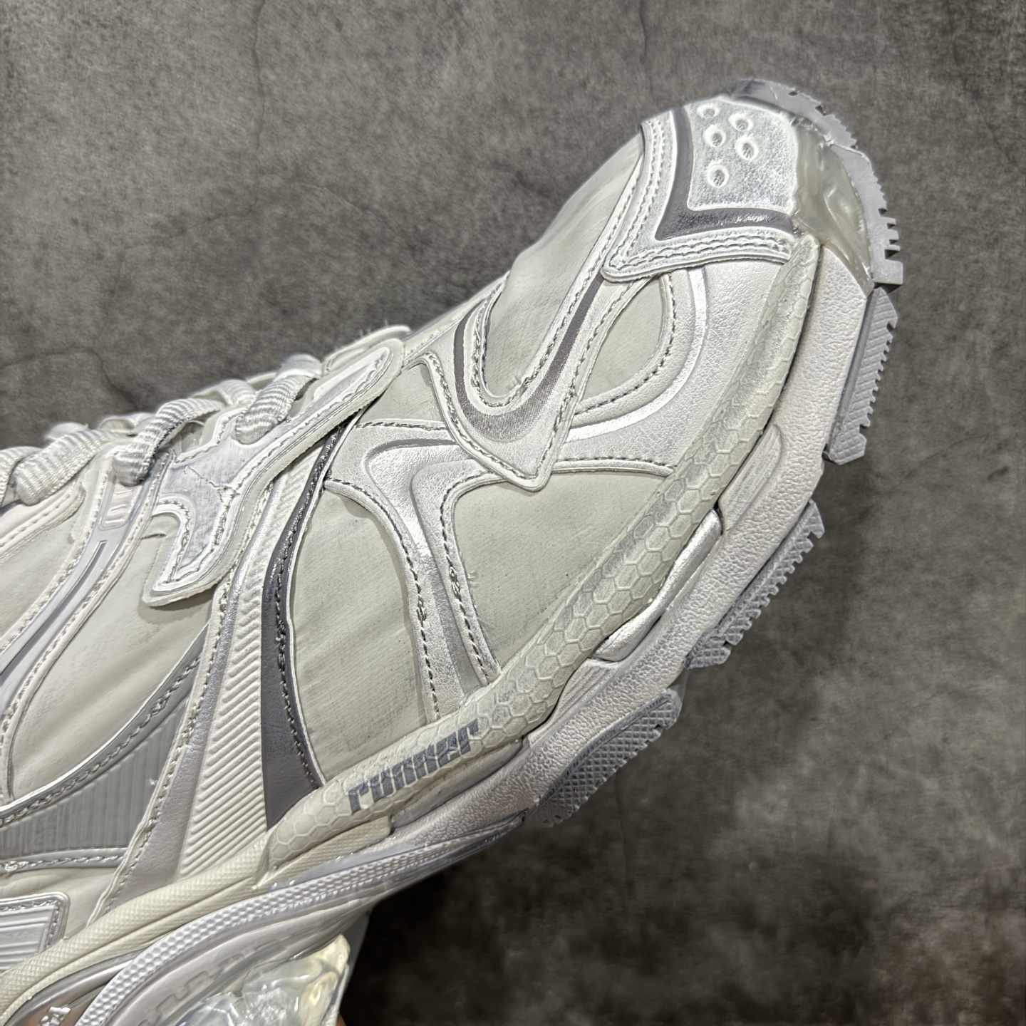 图片[6]-【纯原VG版】BALENCIAGA Runner 2.0 Sneaker 巴黎世家七代半慢跑系列低帮复古野跑潮流运动鞋老爹鞋 尼龙和网布材质 磨损效果 鞋头边缘印有尺码 背面浮印尺码 外侧印有跑者徽标 鞋舌刺绣 Balenciaga 品牌标识 鞋跟背面 Balenciaga品牌标识 材质采用65%聚氨酯、35%聚酯纤维 全新 Runner 鞋型轮廓借鉴于 2000 年初的复古线条 搭载大网眼面料制成鞋面基础，由粉色、白色尼龍与橡胶质地覆盖鞋面诠释线条感 当中透过几道手缝线与折损痕更是精准的掌握历经时间淬炼的破旧痕迹 延续其手法至鞋领、鞋跟、鞋带、中底等部分均饰有破损及脏污之貌 尤其是鞋领处与鞋带孔眼条更是采用不规则做旧技术将内容物泡棉随机露出 尺码：35 36 37 38 39 40 41 42 43 44 45 46-选品中心