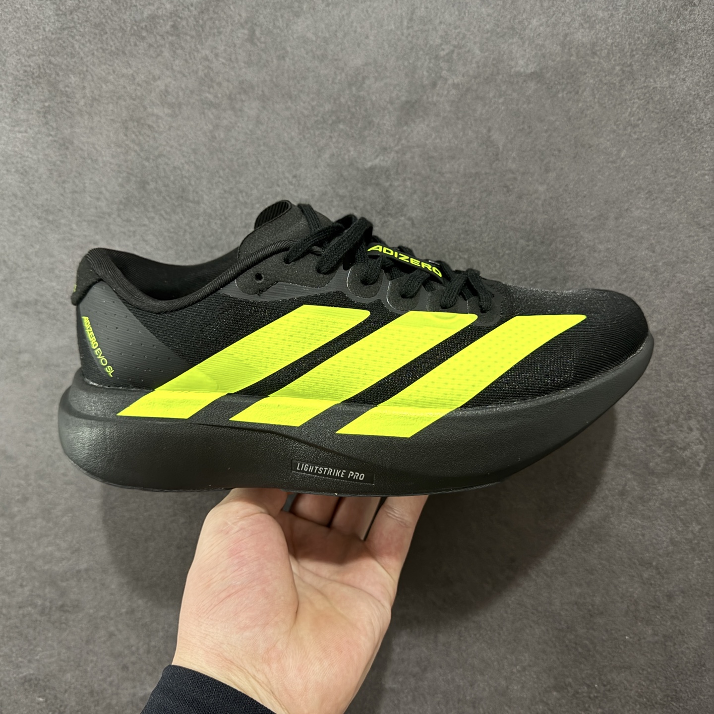 【TD版本】Adidas Adizero Evo SL 阿迪超轻透气缓震跑鞋  #以令人难以置信的138克重量，刷新了跑鞋轻量化的记录，阿迪在材料科学和工艺技术上的深厚积累。  #全新鞋款采用Lightweight Upper材料，让穿着者几乎能够体验到一种\