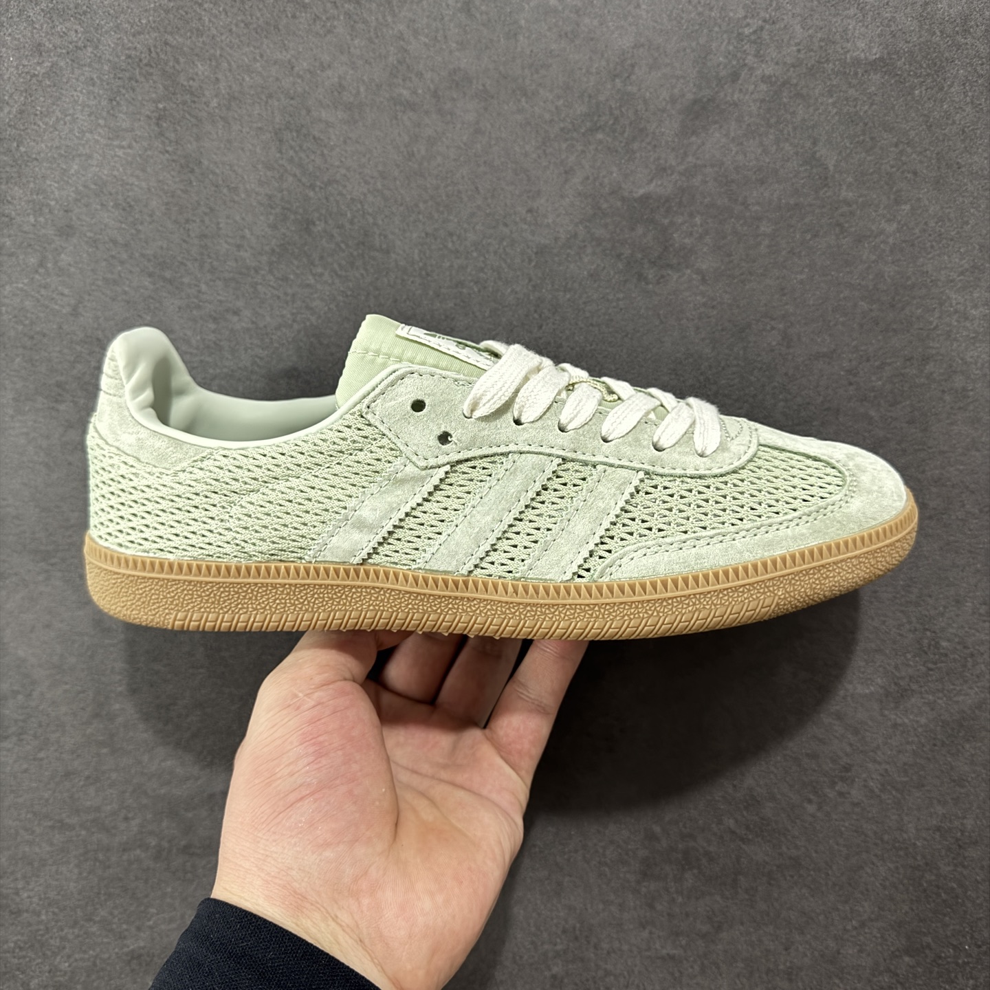 【HZ版本】Addis Original Samba OG 复古单品 编织系列 复古桑巴板鞋 这款桑巴鞋展示了高质量的工艺 带有装饰的超锁缝制和无缝的手感 柔软、柔软的皮革造型和标志性的3条纹完成了精致的外观 正规合身鞋带 鞋面上有绒面鞋垫 橡胶鞋底 享受正畸套筒软感 自50年代首次亮相以来就一直在赢得粉丝的青睐 货号:KK3529 尺码:35 36 36.5 37 38 38.5 39 40 40.5 41 42 42.5 43 44 45-选品中心