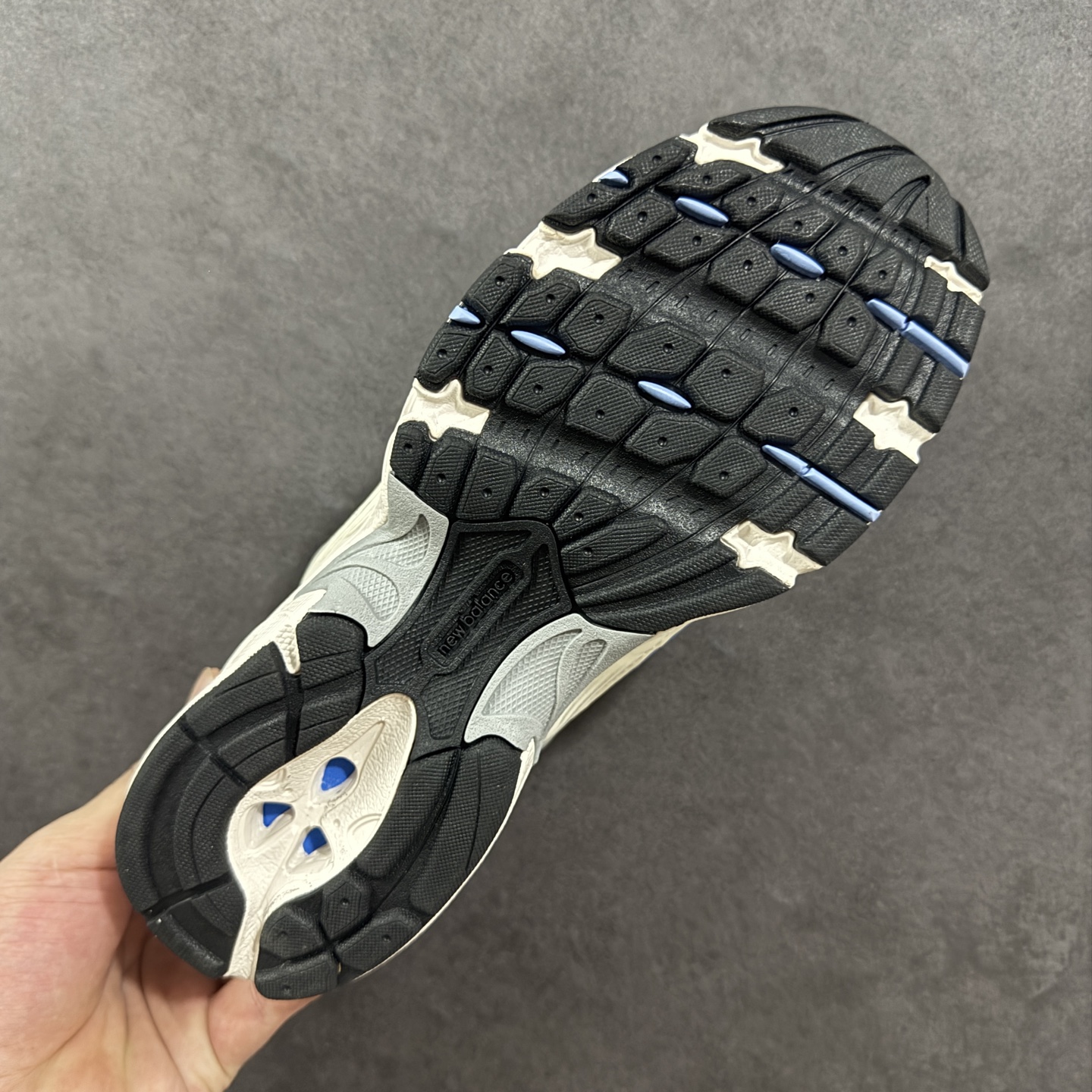 图片[9]-【K8版本】New Balance NB530 新百伦复古透气跑步鞋 抛弃过往以皮革为主的人气轮廓 以极具复古风范的跑鞋外观呈现 设计上全鞋以简约清爽的纯白色作基底 鞋身覆盖大面积织物网眼材质 并于鞋头、鞋带孔眼片等细节处点缀对比鲜明的反光银镀层凸显 鞋舌、侧身等位置则辅以一贯的「N」字标志和品牌徽标彰显身份 最后通过搭载的 ABZORB 缓震中底完善整体造型 货号：MR530KC 尺码：36-45带半码-选品中心