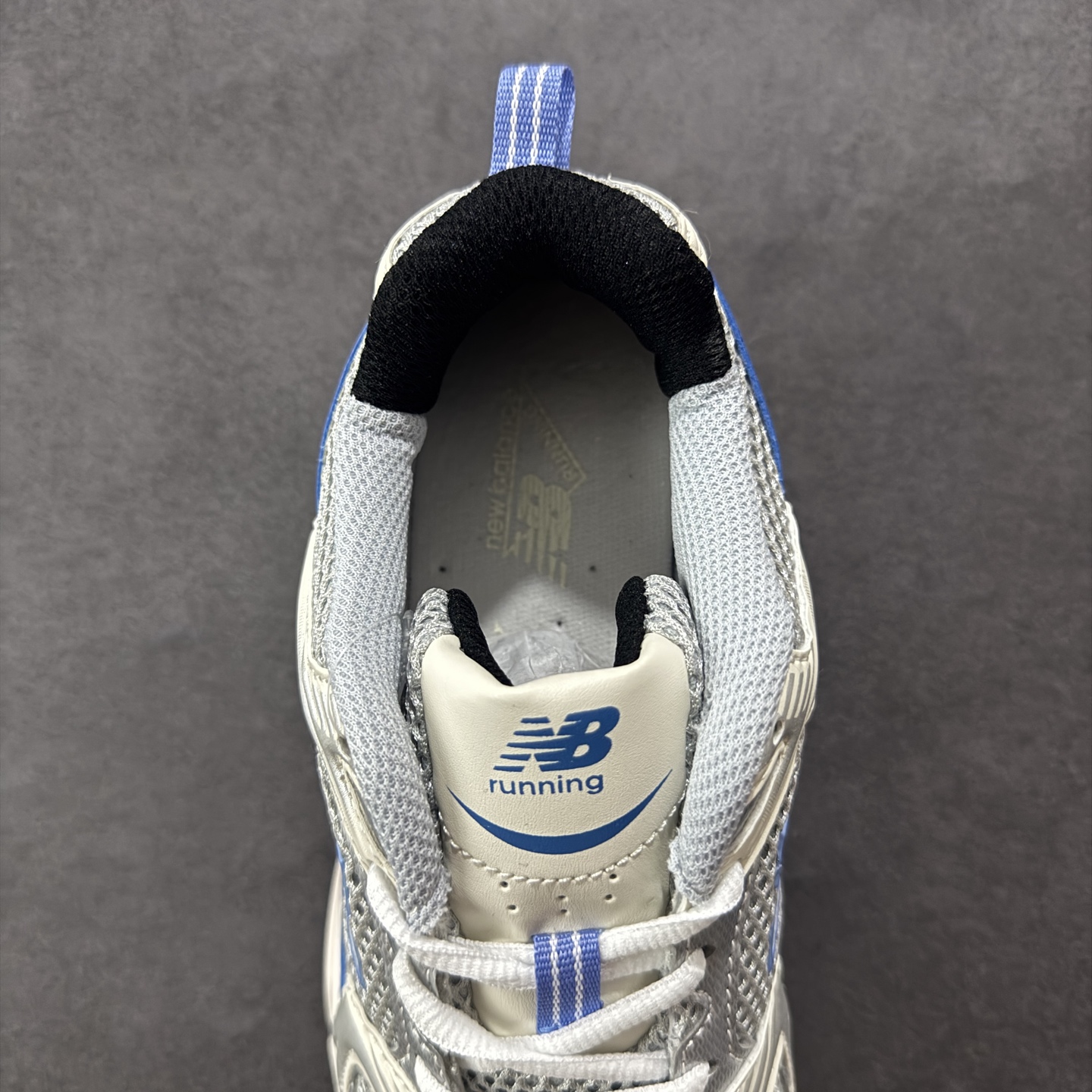 图片[7]-【K8版本】New Balance NB530 新百伦复古透气跑步鞋 抛弃过往以皮革为主的人气轮廓 以极具复古风范的跑鞋外观呈现 设计上全鞋以简约清爽的纯白色作基底 鞋身覆盖大面积织物网眼材质 并于鞋头、鞋带孔眼片等细节处点缀对比鲜明的反光银镀层凸显 鞋舌、侧身等位置则辅以一贯的「N」字标志和品牌徽标彰显身份 最后通过搭载的 ABZORB 缓震中底完善整体造型 货号：MR530KC 尺码：36-45带半码-选品中心