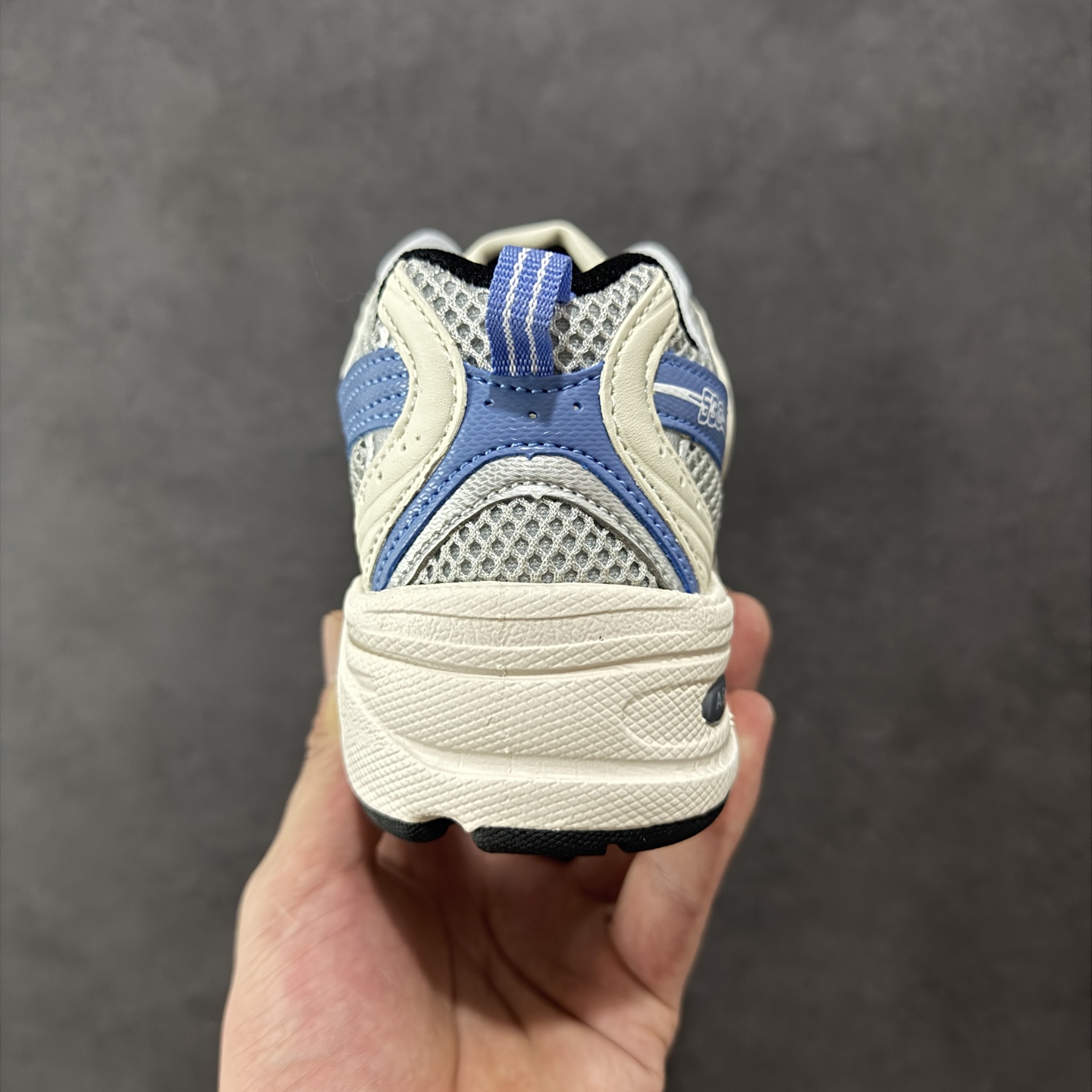 图片[4]-【K8版本】New Balance NB530 新百伦复古透气跑步鞋 抛弃过往以皮革为主的人气轮廓 以极具复古风范的跑鞋外观呈现 设计上全鞋以简约清爽的纯白色作基底 鞋身覆盖大面积织物网眼材质 并于鞋头、鞋带孔眼片等细节处点缀对比鲜明的反光银镀层凸显 鞋舌、侧身等位置则辅以一贯的「N」字标志和品牌徽标彰显身份 最后通过搭载的 ABZORB 缓震中底完善整体造型 货号：MR530KC 尺码：36-45带半码-选品中心