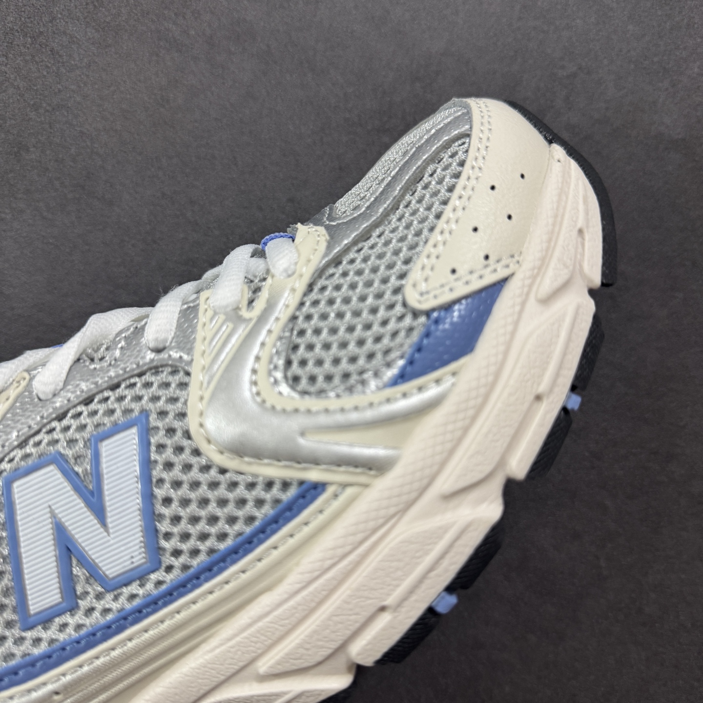 图片[5]-【K8版本】New Balance NB530 新百伦复古透气跑步鞋 抛弃过往以皮革为主的人气轮廓 以极具复古风范的跑鞋外观呈现 设计上全鞋以简约清爽的纯白色作基底 鞋身覆盖大面积织物网眼材质 并于鞋头、鞋带孔眼片等细节处点缀对比鲜明的反光银镀层凸显 鞋舌、侧身等位置则辅以一贯的「N」字标志和品牌徽标彰显身份 最后通过搭载的 ABZORB 缓震中底完善整体造型 货号：MR530KC 尺码：36-45带半码-选品中心