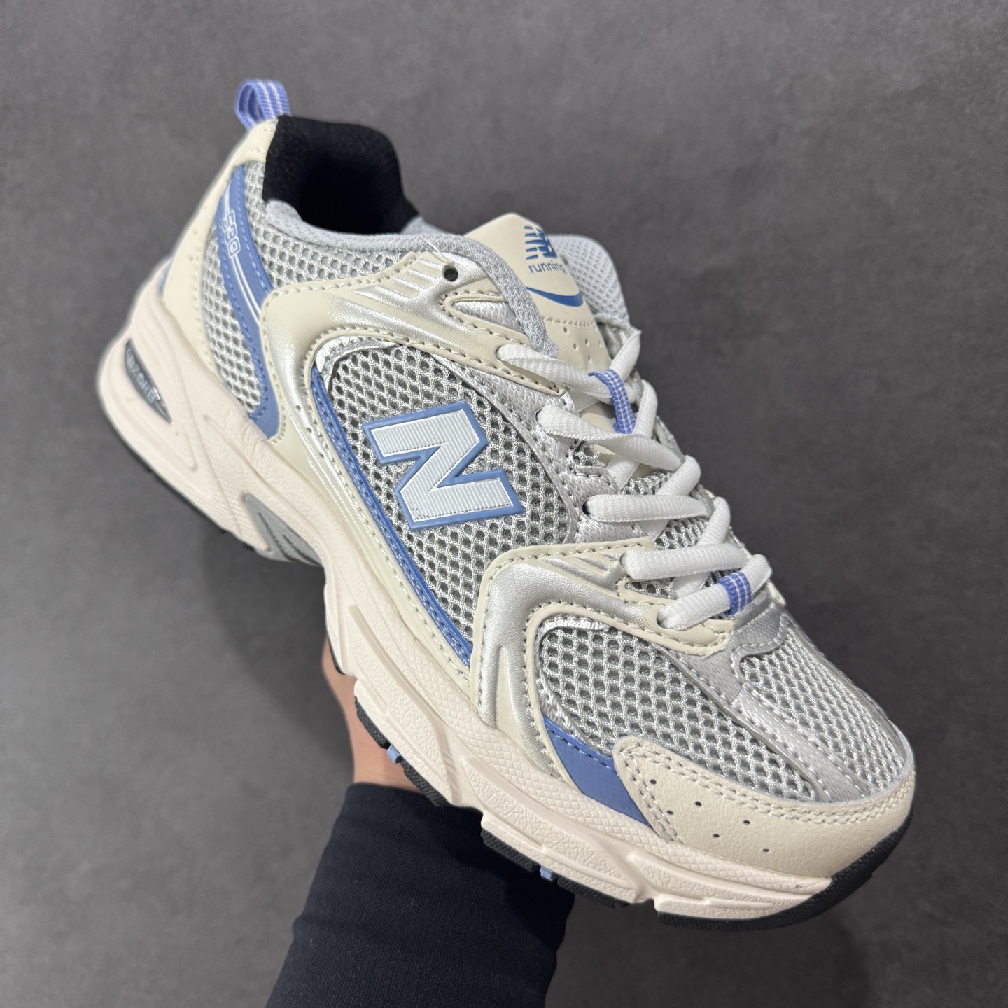 图片[3]-【K8版本】New Balance NB530 新百伦复古透气跑步鞋 抛弃过往以皮革为主的人气轮廓 以极具复古风范的跑鞋外观呈现 设计上全鞋以简约清爽的纯白色作基底 鞋身覆盖大面积织物网眼材质 并于鞋头、鞋带孔眼片等细节处点缀对比鲜明的反光银镀层凸显 鞋舌、侧身等位置则辅以一贯的「N」字标志和品牌徽标彰显身份 最后通过搭载的 ABZORB 缓震中底完善整体造型 货号：MR530KC 尺码：36-45带半码-选品中心