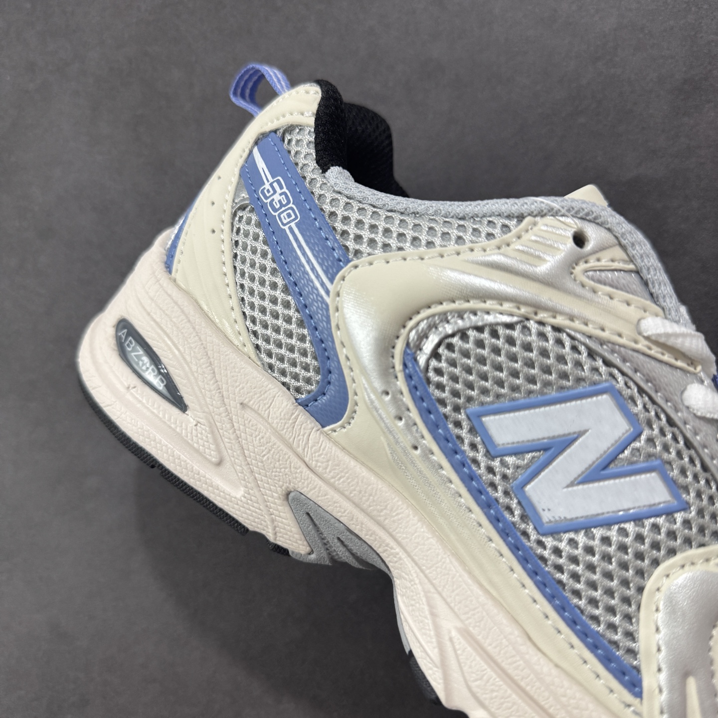 图片[6]-【K8版本】New Balance NB530 新百伦复古透气跑步鞋 抛弃过往以皮革为主的人气轮廓 以极具复古风范的跑鞋外观呈现 设计上全鞋以简约清爽的纯白色作基底 鞋身覆盖大面积织物网眼材质 并于鞋头、鞋带孔眼片等细节处点缀对比鲜明的反光银镀层凸显 鞋舌、侧身等位置则辅以一贯的「N」字标志和品牌徽标彰显身份 最后通过搭载的 ABZORB 缓震中底完善整体造型 货号：MR530KC 尺码：36-45带半码-选品中心