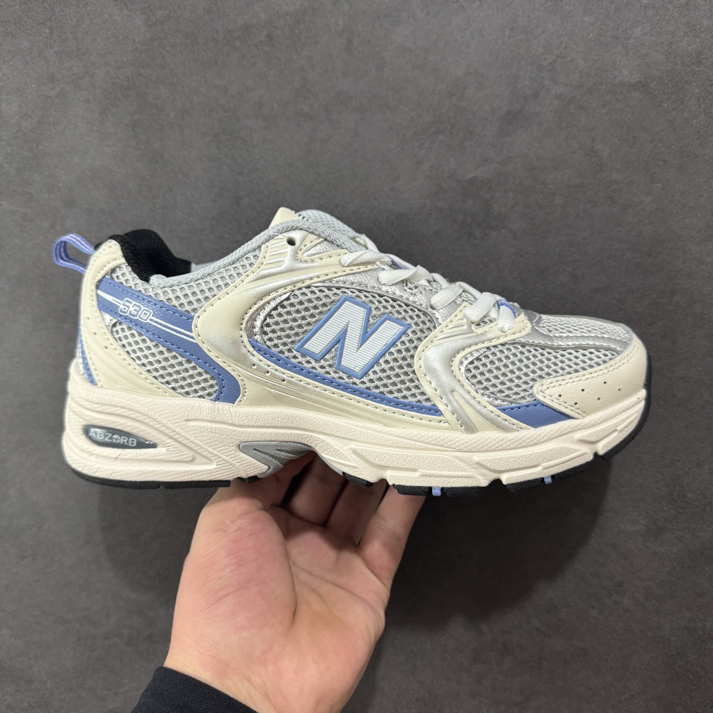 【K8版本】New Balance NB530 新百伦复古透气跑步鞋 抛弃过往以皮革为主的人气轮廓 以极具复古风范的跑鞋外观呈现 设计上全鞋以简约清爽的纯白色作基底 鞋身覆盖大面积织物网眼材质 并于鞋头、鞋带孔眼片等细节处点缀对比鲜明的反光银镀层凸显 鞋舌、侧身等位置则辅以一贯的「N」字标志和品牌徽标彰显身份 最后通过搭载的 ABZORB 缓震中底完善整体造型 货号:MR530KC 尺码:36-45带半码-选品中心