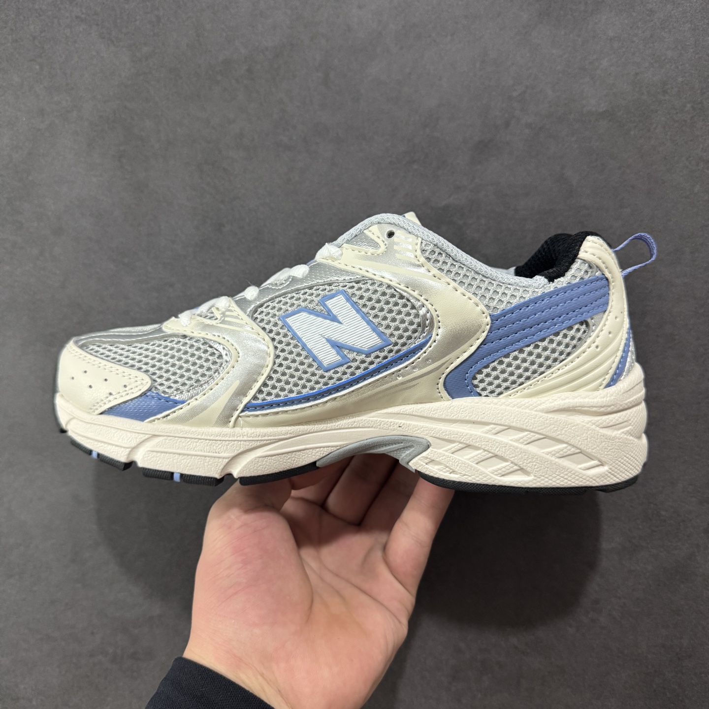 图片[2]-【K8版本】New Balance NB530 新百伦复古透气跑步鞋 抛弃过往以皮革为主的人气轮廓 以极具复古风范的跑鞋外观呈现 设计上全鞋以简约清爽的纯白色作基底 鞋身覆盖大面积织物网眼材质 并于鞋头、鞋带孔眼片等细节处点缀对比鲜明的反光银镀层凸显 鞋舌、侧身等位置则辅以一贯的「N」字标志和品牌徽标彰显身份 最后通过搭载的 ABZORB 缓震中底完善整体造型 货号：MR530KC 尺码：36-45带半码-选品中心