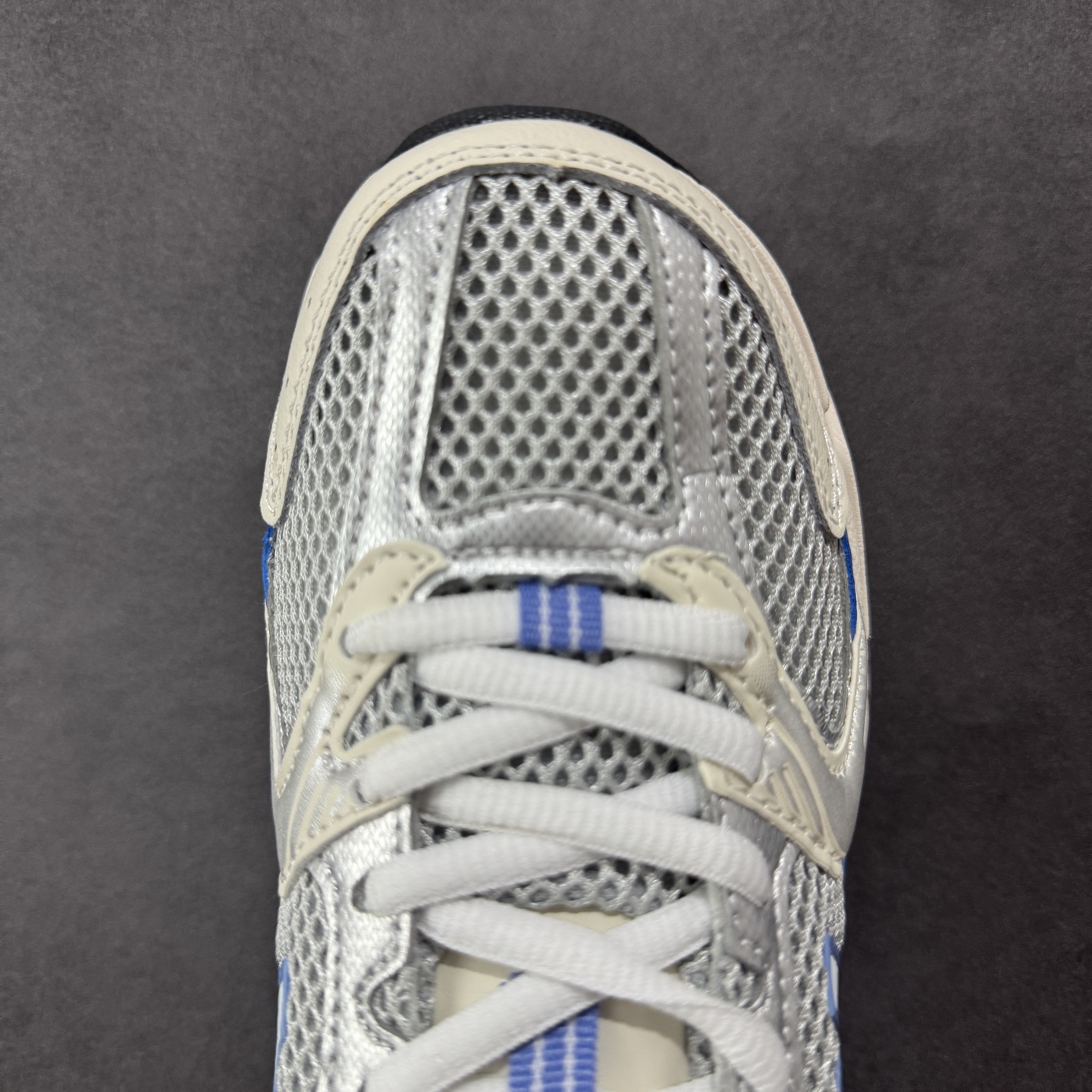 图片[8]-【K8版本】New Balance NB530 新百伦复古透气跑步鞋 抛弃过往以皮革为主的人气轮廓 以极具复古风范的跑鞋外观呈现 设计上全鞋以简约清爽的纯白色作基底 鞋身覆盖大面积织物网眼材质 并于鞋头、鞋带孔眼片等细节处点缀对比鲜明的反光银镀层凸显 鞋舌、侧身等位置则辅以一贯的「N」字标志和品牌徽标彰显身份 最后通过搭载的 ABZORB 缓震中底完善整体造型 货号：MR530KC 尺码：36-45带半码-选品中心